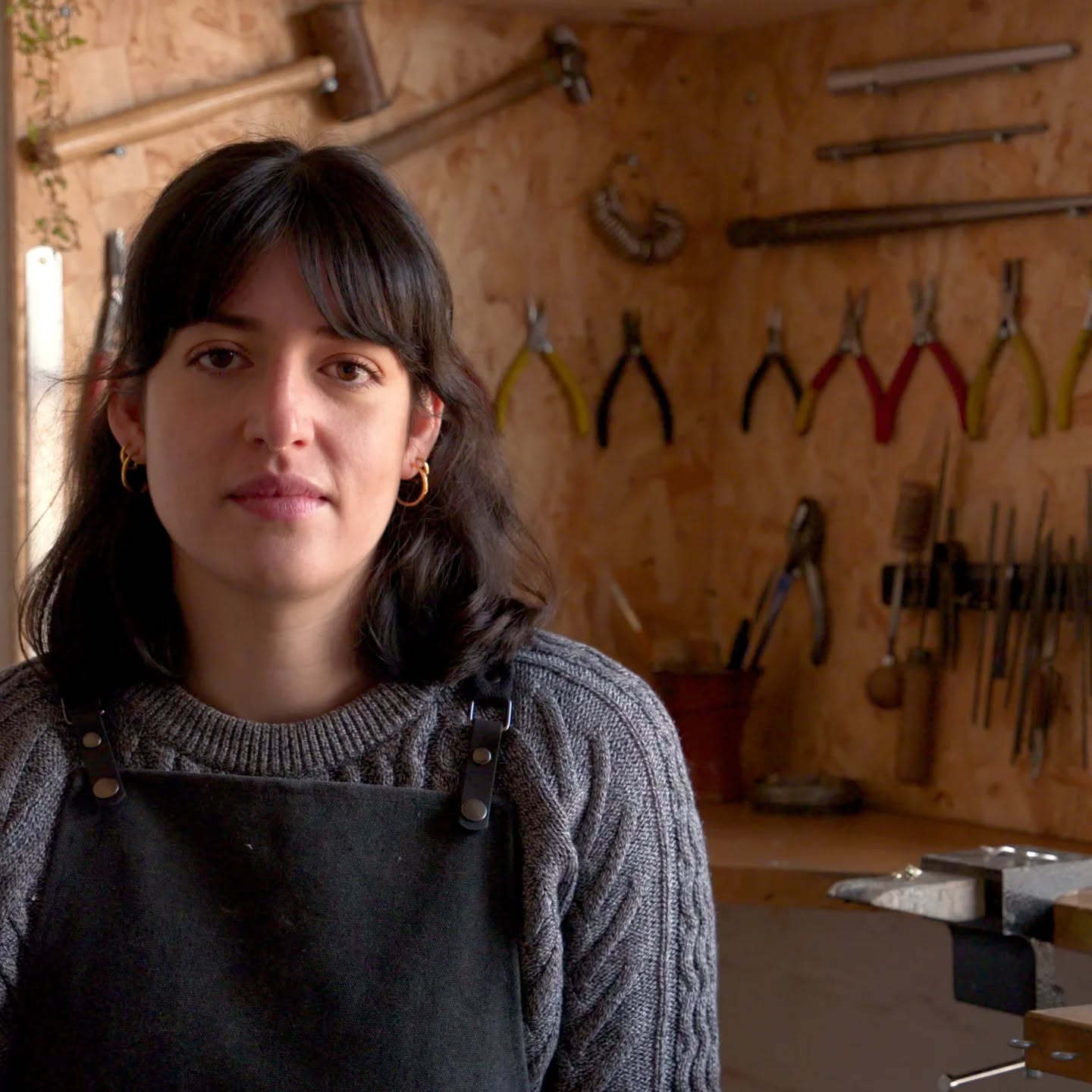 Hello, I'm Kiya - and this is my face 😊
I design and make commitment rings using recycled gold and ethically sourced Australian sapphires. These sapphires come in a beautiful array of greens, blues and yellows reminiscent of spring leaves, deep forests, sunny rock pools, grassy meadows, blue mountains and so much more. Each stone is completely unique.
There are many ways to tell a love story, and a diamond solitaire is just one of them. I want the person receiving the ring to feel celebrated, understood, and chosen for exactly who they are.
My rings are comfortable and practical for living in, ethically sourced for the planet and fellow humans, and created with care in the Herefordshire hills.