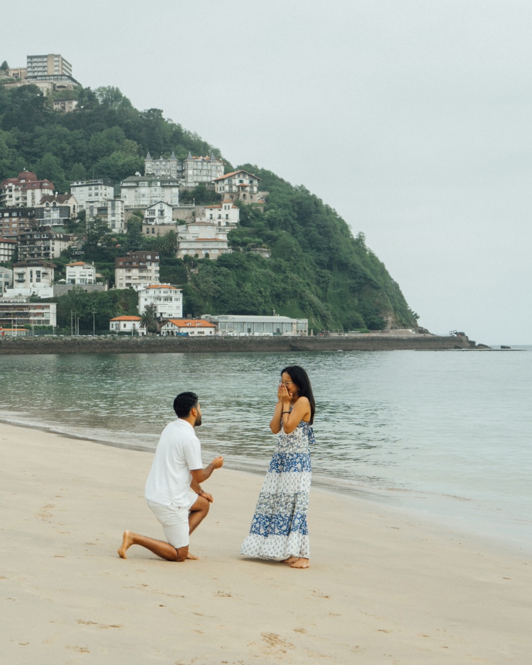 Aunque la sesión fue en junio, San Sebastián nos regaló una luz suave y una atmósfera que hicieron de esta pedida de mano un momento inolvidable.
Esta pareja viajó desde Londres y confiaron en nosotros para capturar una de las decisiones más importantes de sus vidas.
Gracias infinitas por permitirme documentar esta propuesta tan especial y formar parte de su historia.
Cada instante significativo merece ser guardado tal y como se sintió. Documentarlo es la forma más hermosa de revivirlo… una y otra vez. ✨
................... in english
Even though the session took place in June, San Sebastián offered us beautiful soft light and the perfect atmosphere for an unforgettable proposal.
This couple traveled from London and trusted us to capture one of the most meaningful moments of their lives.
Endless thanks for allowing me to document such a special chapter and be part of their story.
Every meaningful moment deserves to be remembered just as it felt. Documenting it is the most beautiful way to relive it… again and again. ✨
#vacationphotographer #proposalphotographer #engagementsession #engagementphotos #destinationphotographer #weddingphotographer #fotografodebodas #sansebastian #bilbao #couplesession