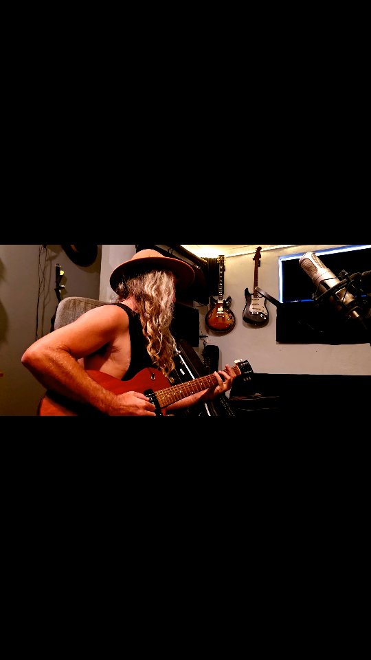 The winner is Freeman! Stripped back! Thanks to everyone who voted. I'll try and get to the other suggestions for you soon.
The idea is to let the moment happen and not get too caught up in perfection, I do know the guitar slipped out of tune aggggh but I'm posting it anyway. At least you know it's not AI haha
By the way this is my new Les Paul I love it but still trying to figure it out. It's so fun to play.
Huge love legends
#liverecording #bluesrock #soulmusic