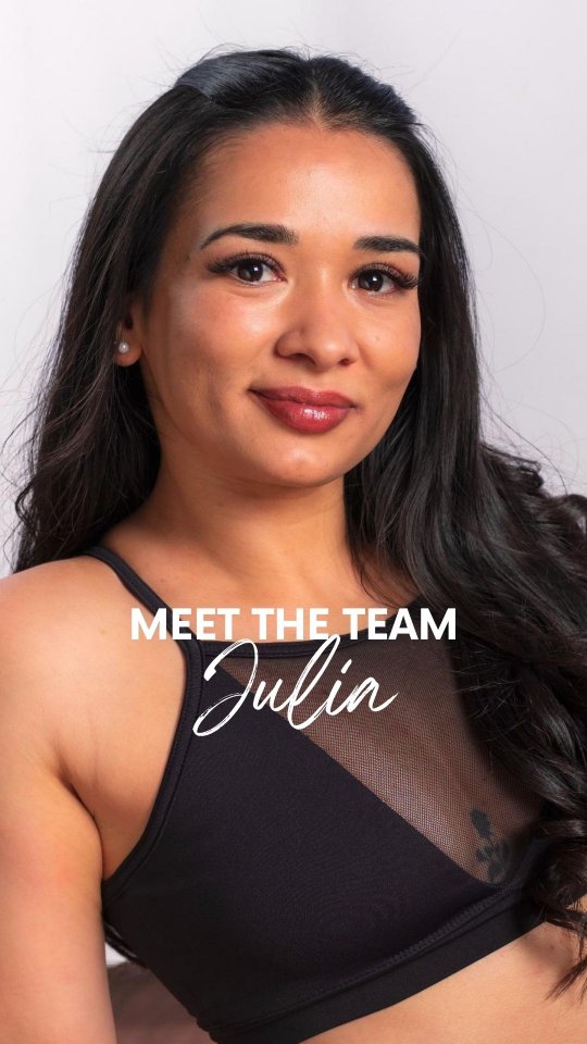 🎥 Lerne Julia kennen – deine SPIN-UP Trainerin ✨ @misch_ling
Sie unterrichtet im Intermediate Level und liebt die Vielseitigkeit des Pole Dance. Ob Static oder Spinning, Tricks oder Choreografien – Julia integriert viele unterschiedliche Aspekte in ihren Unterricht.
Am schönsten findet sie die Motivation ihrer Schüler:innen. Genau diese Energie inspiriert und motiviert auch sie selbst.
#spinuplife #poledanceschweiz #poledance #polefitness #poledancestudio #polecommunity #bern #köniz #intermediatepole #spinningpole #poledancelife