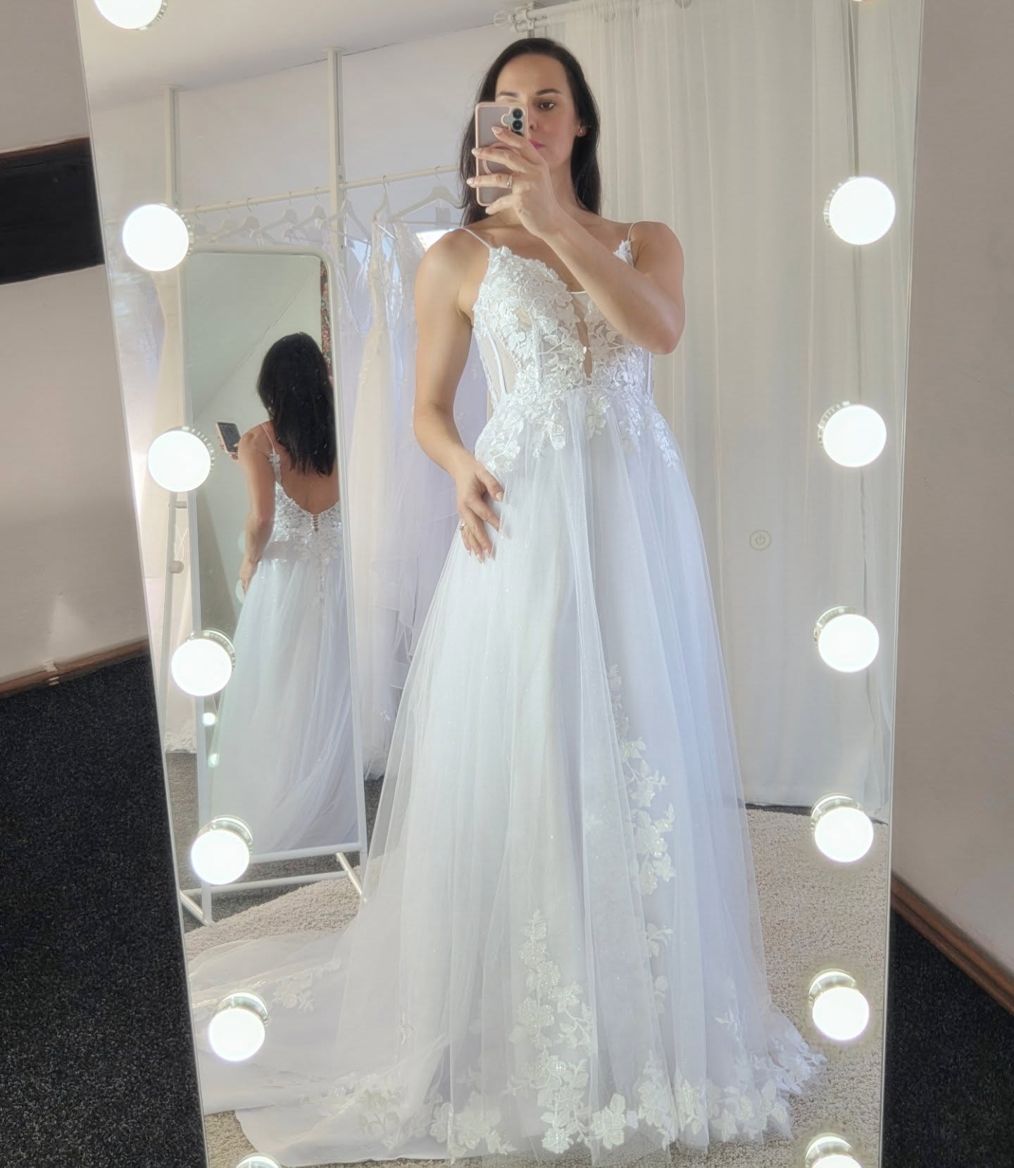 💍 Svatební šaty Beatrice – romantika s jemným třpytem!
Hledáte šaty, které jsou něžné, lehké a přesto nepřehlédnutelné? 🌟
Model Beatrice s korzetovým živůtkem, krajkovými detaily a třpytivou vrchní vrstvou tylu vám dodá kouzlo opravdové nevěsty. ✨
✨ Cena: 10 300 Kč
✨ Rezervace a více info: primasaty.cz
Vyberte si šaty, ve kterých se budete cítit dokonale. 💖