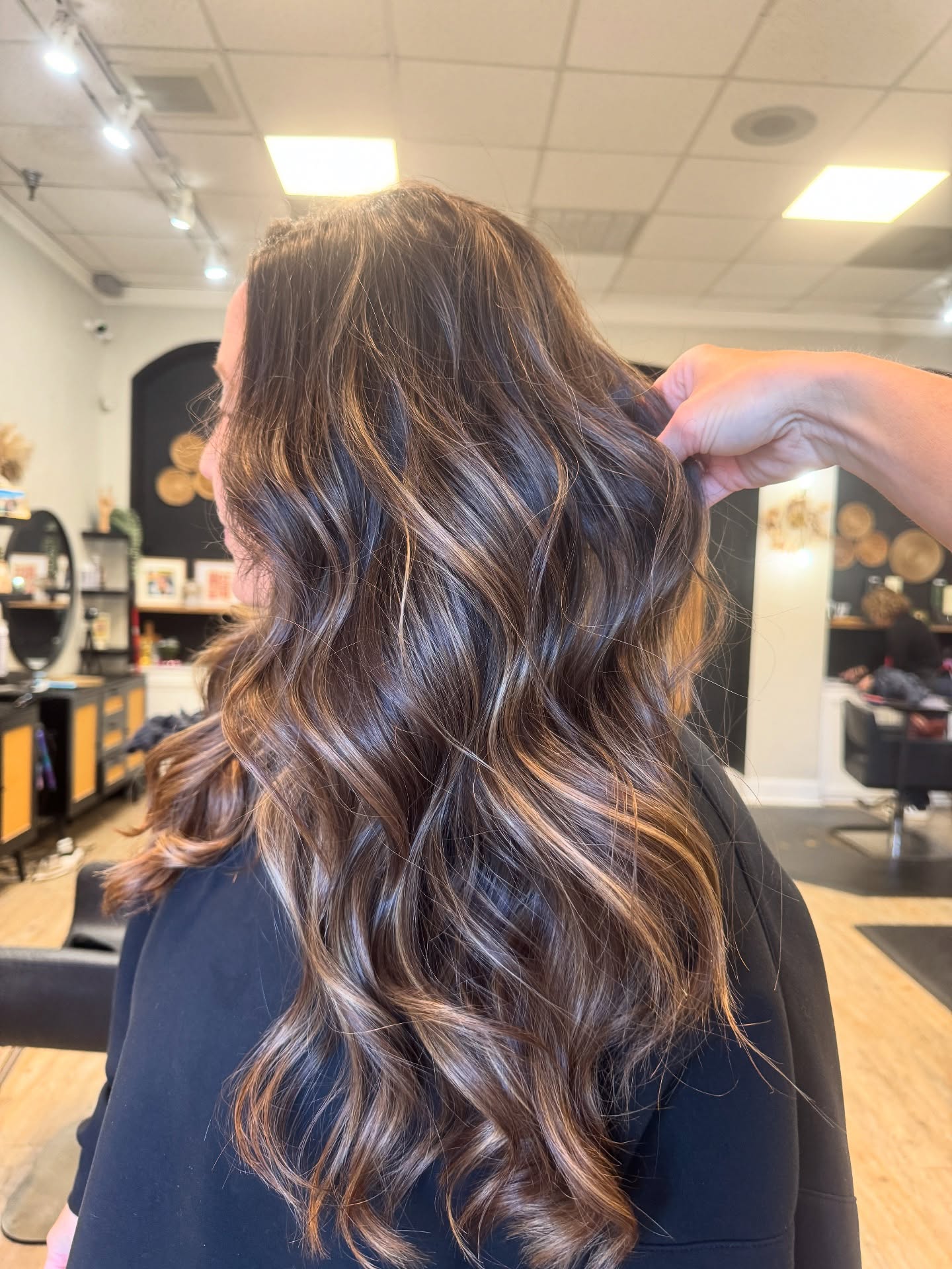 Soft, dimensional brunettes never go out of style.
Low-maintenance color with high-impact shine 🤍
Healthy hair is always the goal.
📍 Colleyville, TX
🔗 Book your transformation says
#BhauteSalon
#ColleyvilleHair
#DFWHair
#LuxuryBrunette
#DimensionalBrunette
#HealthyHairOnly
#LivedInColor
#brunettebalayage