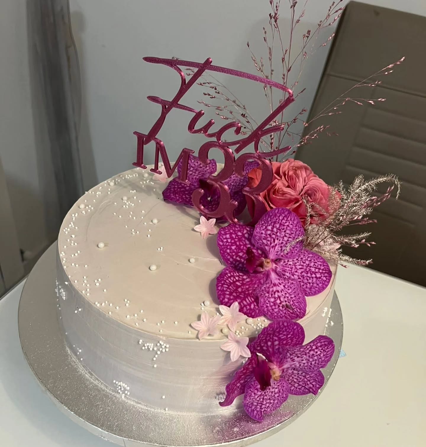 Fuck, I’m 33! 😏 Ker leta so samo številka… stil pa je večen! Personaliziran topper za nepozabno praznovanje!
Hvala Jasmini za slikico tortice in izbiro tako drzne in fantastične barve 😎😍
#caketopper #dekoracijazatorte #fuckim33 #pikadizajn #pikadizajntopper