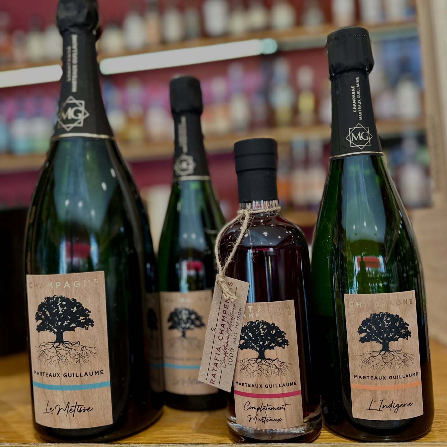 Et biiim !
Le retour de Guillaume Marteaux sur le terroir si particulier de Bonneil dans l’Aisne.
Un couple de vignerons au combien sympathiques qui bossent en biodynamie.
Pas ou peu d’intrants, de long élevage d’eau moins 5 ans, des vins gourmands et complexe à la fois.
On adore !
L’indigène , 100% meunier élevage 6 ans sur lies.
Le Métisse, Pinot Noir chardo Meunier 5 ans sur lies.
Et l’arrivée enfin de leur ratafia de Meunier fait maison en intégralité. Complètement Marteaux ! 🥰🥰🥰
#fiercommeunbartabac
#marcheforville
#champagne