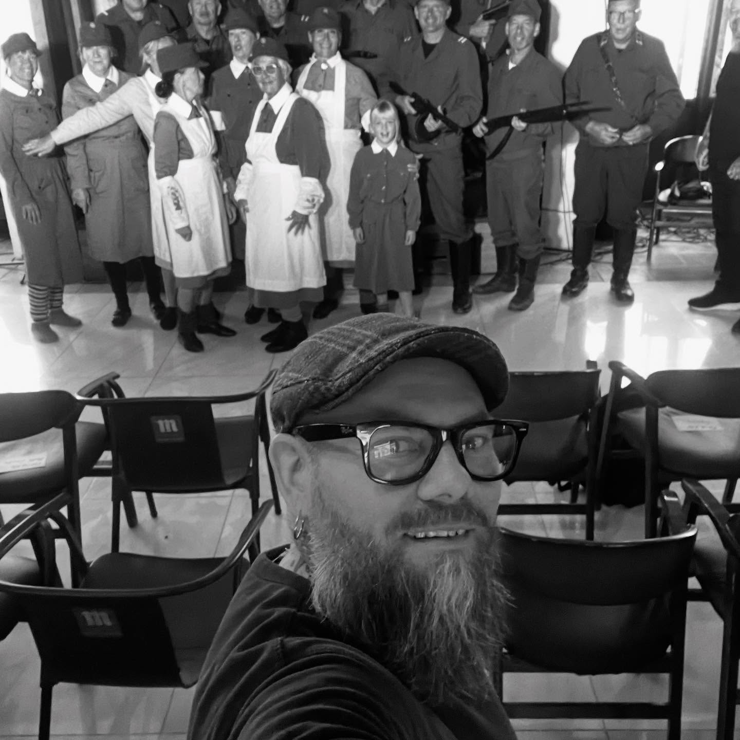 Torrevieja valloitettu 🙏🏼 olihan kiva reissu näiden urheuden kanssa. Tämän kauden teatterit on nyt paketissa 😃💪🏼 sitten vaan aletaan suunnittelemaan uutta. Ps vikalla keikalla kuulin, että mun sotatehosteet oli kuulemma liian kovalla 😂🎼 toki encoren aikana, kun näyttelijöiden rivistä näytettiin, että laita hiljemmalle niin lykkäsin lisää löylyä 😃🎼
Kiitos kuitenkin koko porukalle ja jokaiselle mukana ollelleelle. Super kivaa oli 😃🎼
#teatteri #näytös #esitys #tuntematonsotilas #äänimies #äänitehoste #keikkatyö #äänityö