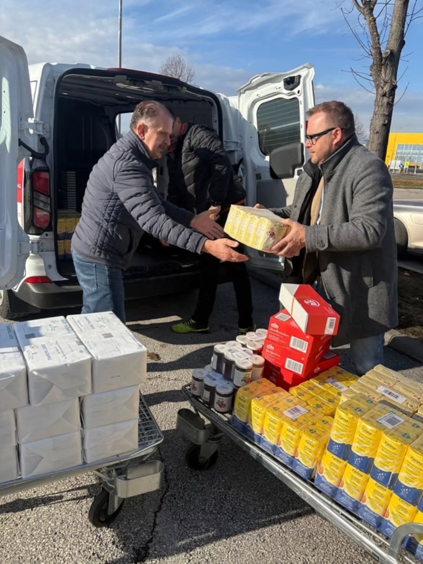 „Weihnachtsbacken für alle!“
Starke Unterstützung für unsere SoMa-Weihnachtsaktion „Weihnachtsbacken für alle!“
Heute durften wir eine großzügige Spende der Donau Versicherung Kärnten entgegennehmen. Landesdirektor Michael Riegler und Monika Ellenberger übergaben uns eine große Menge an Backzutaten – darunter Mehl, Eier, Zucker, Vanillezucker, Marmelade, Keksausstecher und vieles mehr.
Diese Unterstützung hilft uns direkt dabei, unsere Aktion „Weihnachtsbacken für alle!“ umzusetzen.