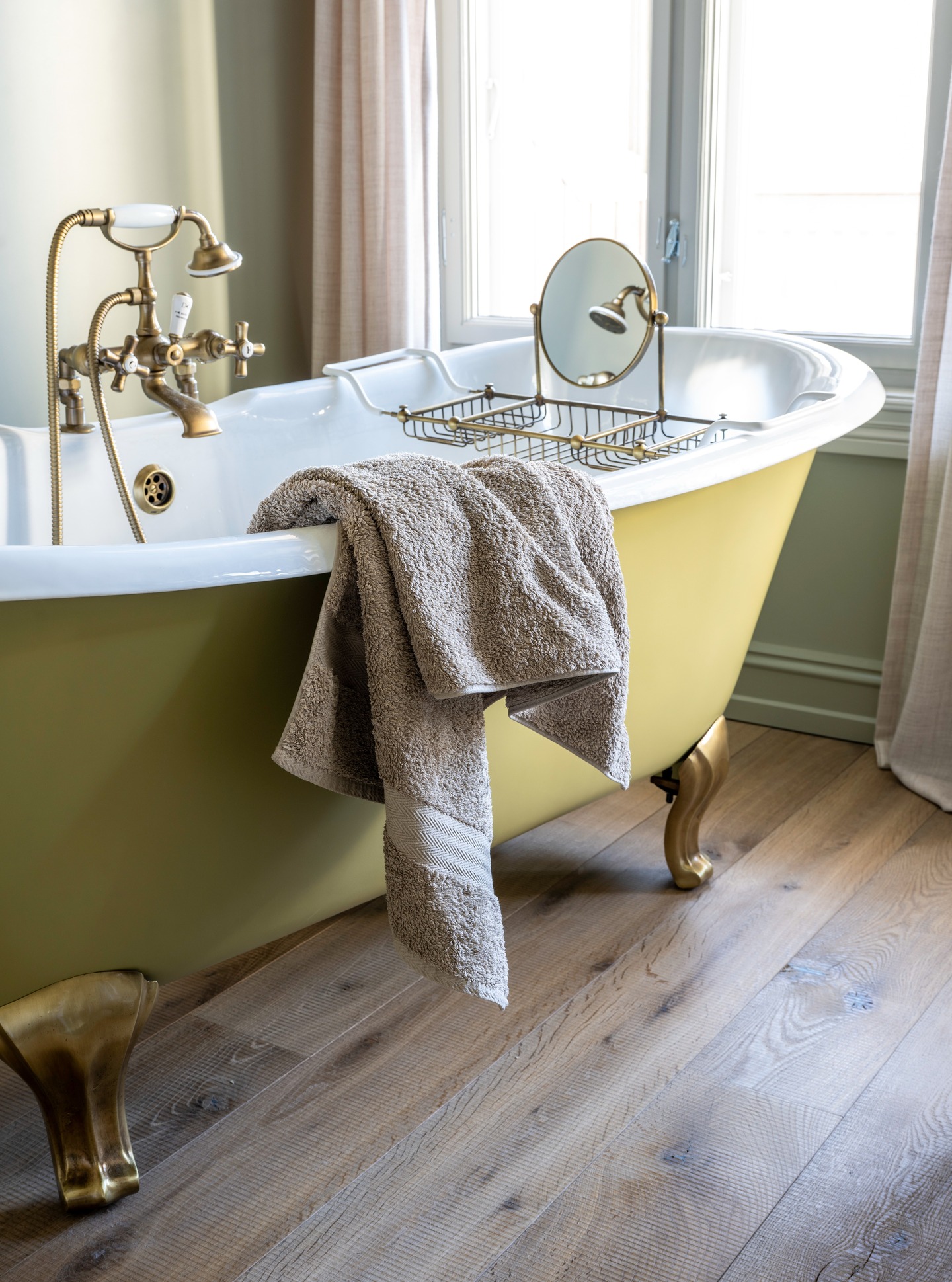 Hakwood Forza ürünü, Testere Efekti (Sawn-Cut)sayesinde benzersiz bir dokuya ve doğal bir görünüme sahiptir.
Ahşabın nefes almasını sağlayan yağlı yüzey bitişi, parkenin doğal damar yapısını derinleştirir ve sıcak bir his verir.
Ayrıca, ustalıkla harmanlanmış farklı baz renk tonu, zemine derinlik ve zenginlik katarak sıradanlığın ötesine geçer.
Zamansız bir tasarım ve en yüksek kalite için bizi tercih edin
Product: European Oak
Colour: Forza @hakwood
Laying Pattern: Plank
#LamineParke #Parke #AhşapZemin #Tasarım #İçMimari #TestereEfekti #YağlıParke #EvDekorasyonu #ForzaFlooring #HeritageFusion