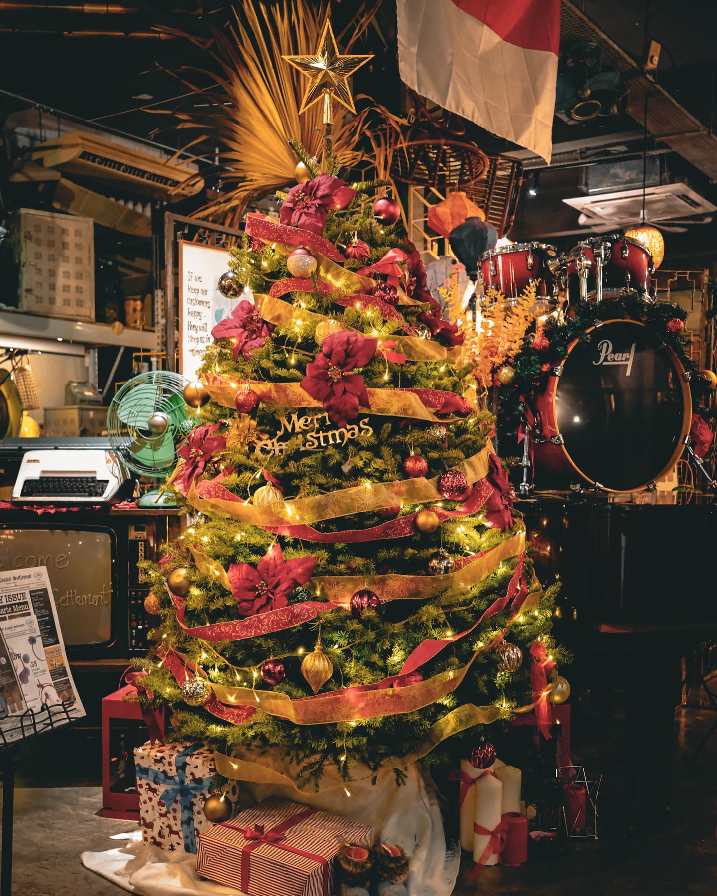 Step into our festive home where good food, warm lights, and even warmer company come together this Christmas. 🎄❤️