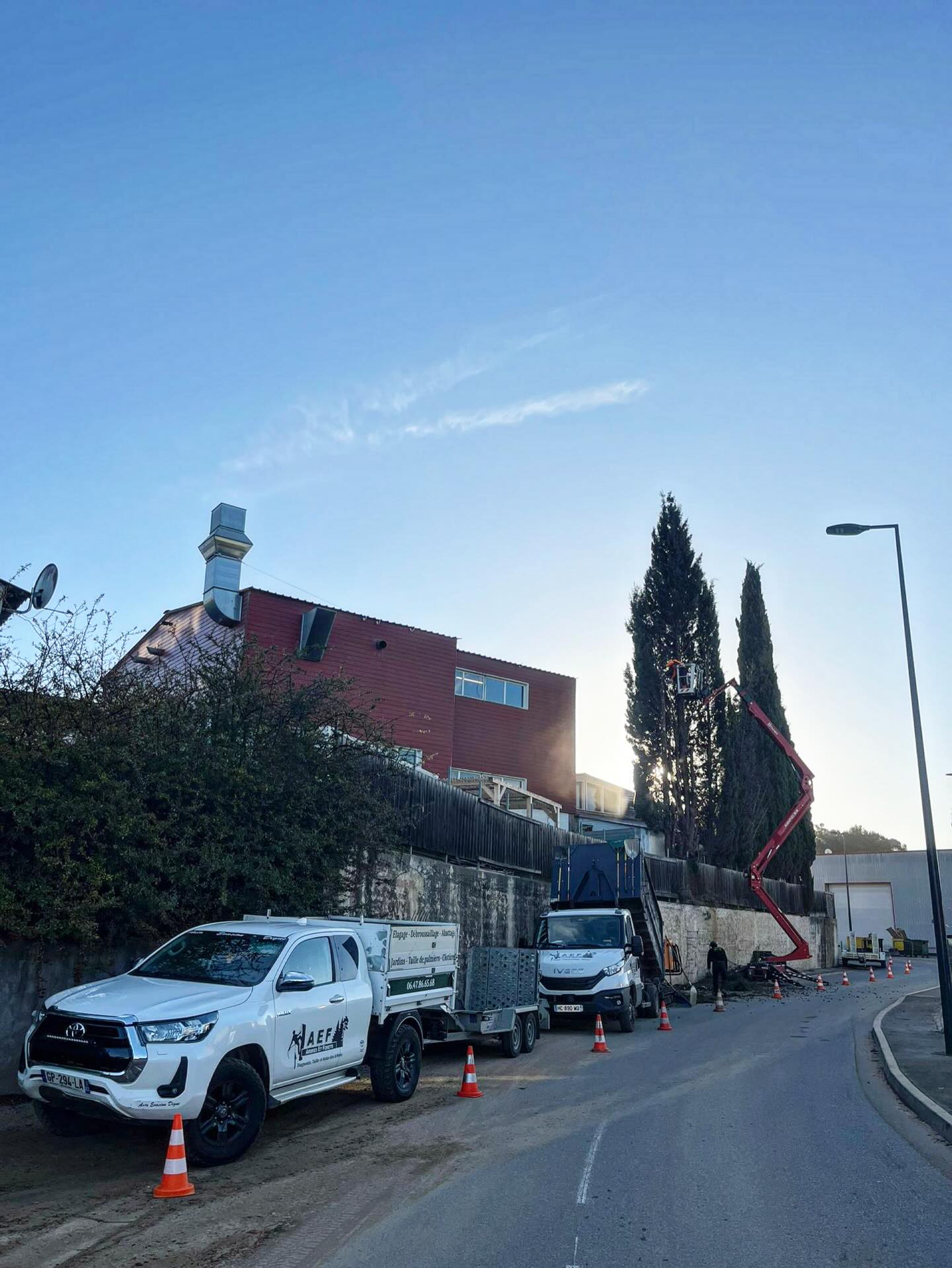 Démontage de plusieurs cyprès suite à une grosse faiblesse du mur de soutènement, n’hésitez pas à nous contacter 06.47.86.65.68
#élagage #elagueur #treeclimbing #treework #nacellearaignée #suddelafrance