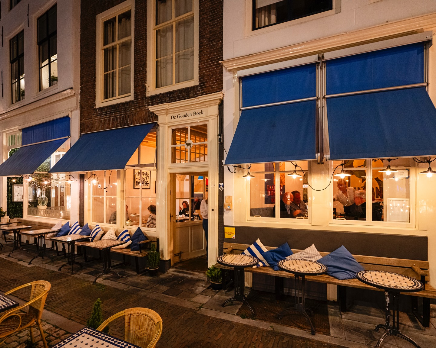 Vandaag zijn we gesloten en vanavond is de Raadsvergadering over het terrassenbeleid in Middelburg en dus ook over ons terras. Zal de Gemeente kiezen voor parkeerplaatsen of voor gezellige terrassen..?😬 Duimen jullie voor ons? @wijzijndestad @pzcredactie