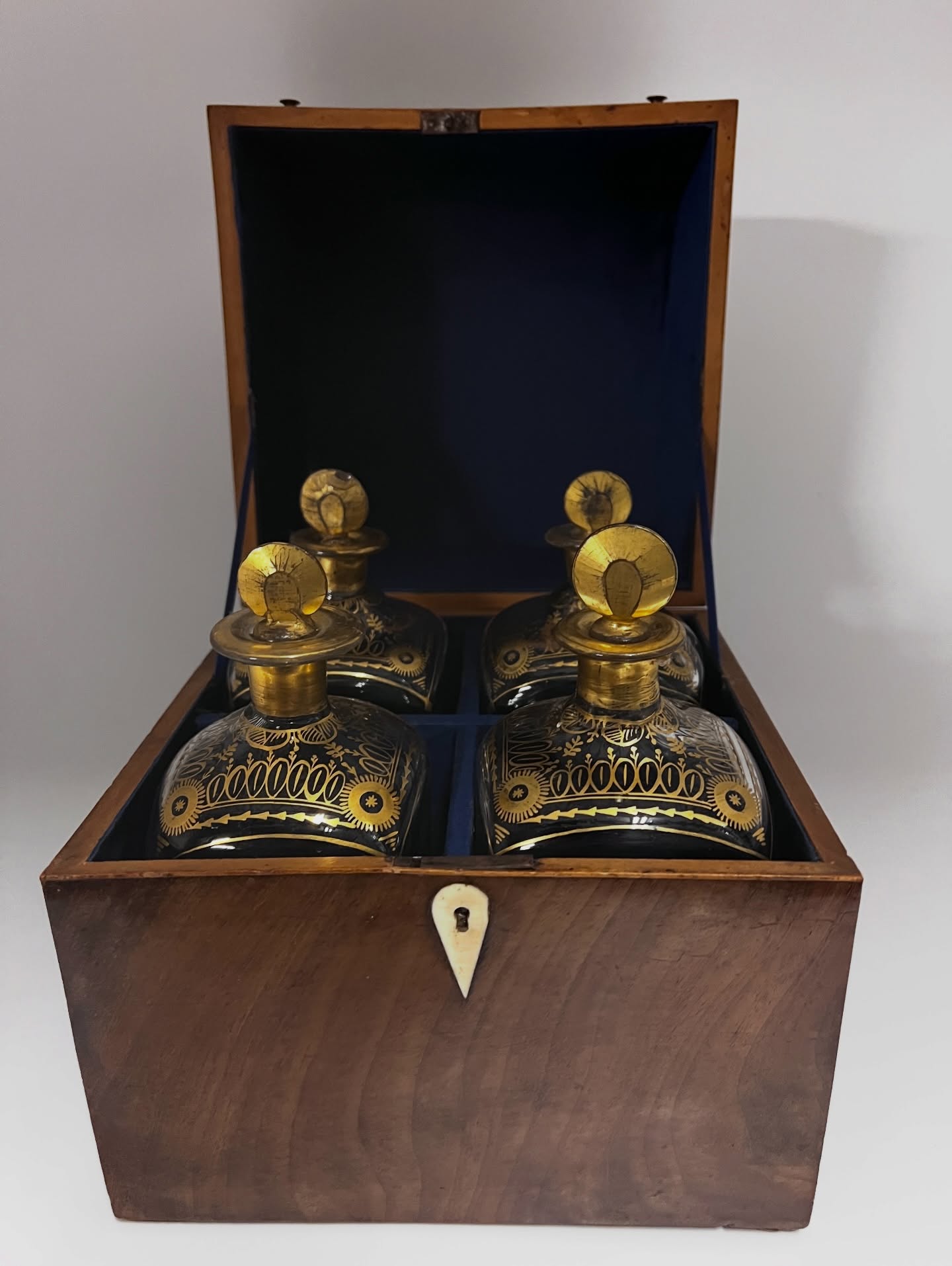 Regency Period Scent Bottle Set | c. 1820–1840
A beautiful and complete Regency / early Victorian gilt-decorated glass scent bottle set, housed in its original fitted wooden case with blue lining.
The finely etched and gilt decoration, faceted gilt stoppers, and harmonious form speak to the refinement of the early 19th-century dressing table, when scent bottles were treasured personal objects rather than mere accessories.
A rare survival as a complete set, offering both decorative charm and historical presence — perfect for collectors of English glass, dressing table objects, or early 19th-century decorative arts.
📍 Available at Martine Bore Antiques
📩 DM for details
⸻
#RegencyAntiques #EarlyVictorian #AntiqueGlass #ScentBottleSet #DressingTableAntiques EnglishAntiques 19thCenturyDecor AntiqueCollectors GiltGlass AntiqueLuxury MartineBoreAntiques