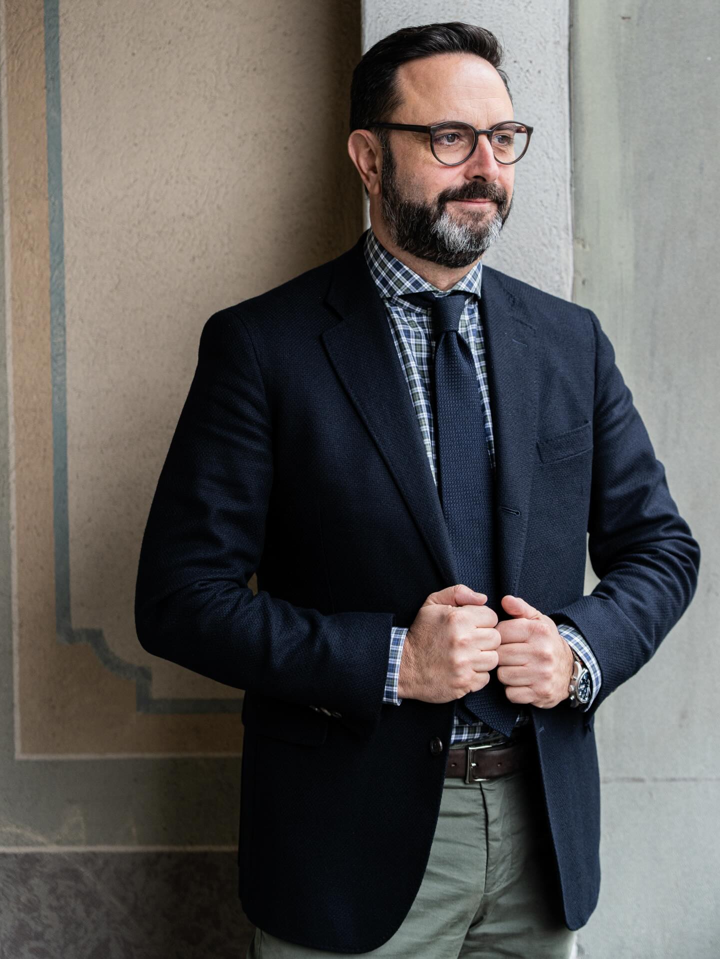 ✨ Outfit of the Day ✨
Klassik trifft auf Sportlichkeit:
Ein blaues Sakko aus reiner Wolle von Loro Piana, dessen feine Struktur ihm einen dynamischen Charakter verleiht. Kombiniert mit einem sportlichen Karohemd und einer schlichten Chino entsteht ein Look, der lässig wirkt und dennoch viel Stil ausstrahlt.
Sportlich. Elegant. Zeitlos. #massanzugzürich #masshemdzürich #massbekleidungzuerich #mode #herrenmode @drakesdiary