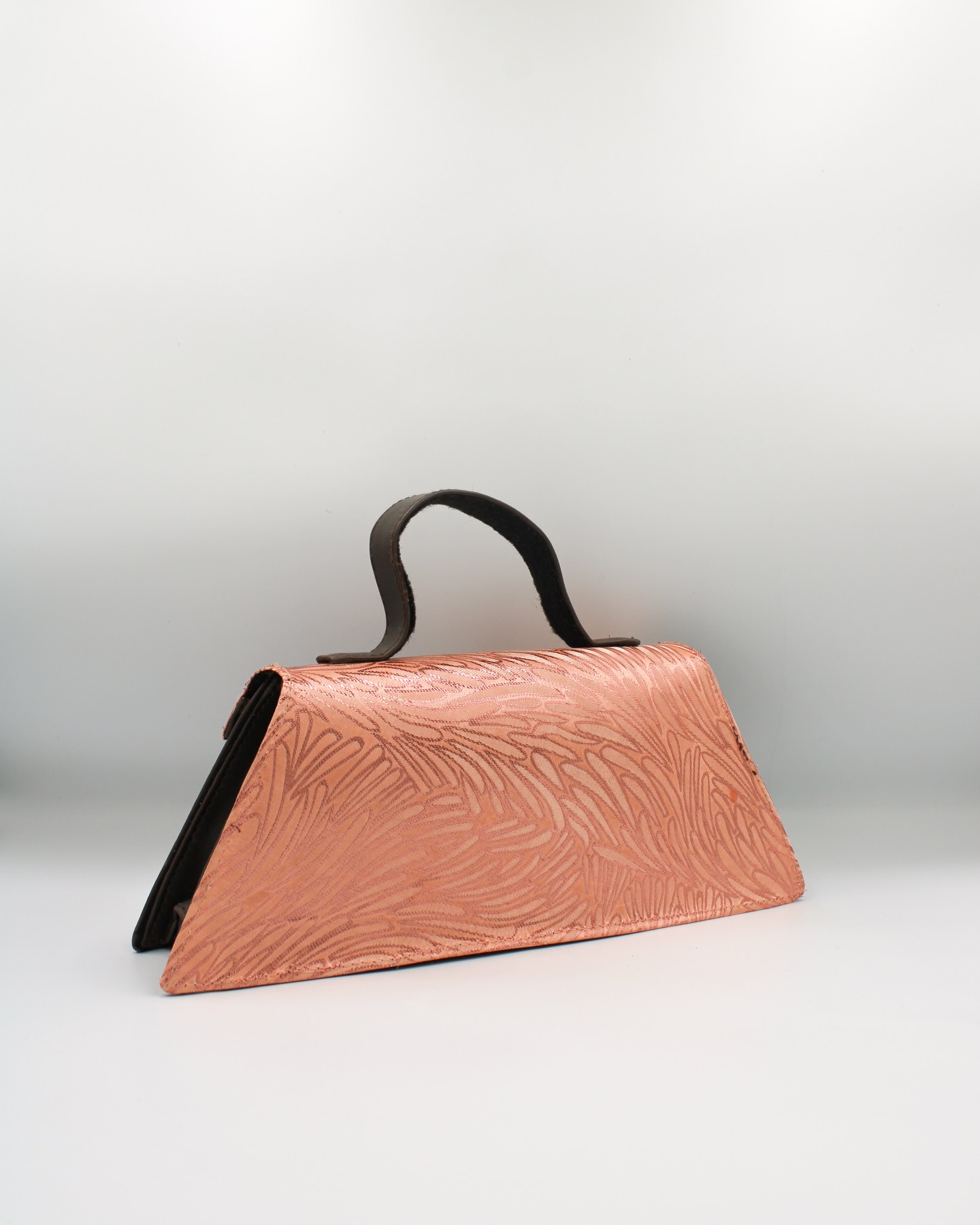🌸🌺🌷Sometimes you got to start with the back.
A pink sparkle moment for you as we bring in December and the start of the festive magic
.
#bagdesign #africantextiles #statmentpieces
Shop the Gilded impact collection now at BijouCREATES