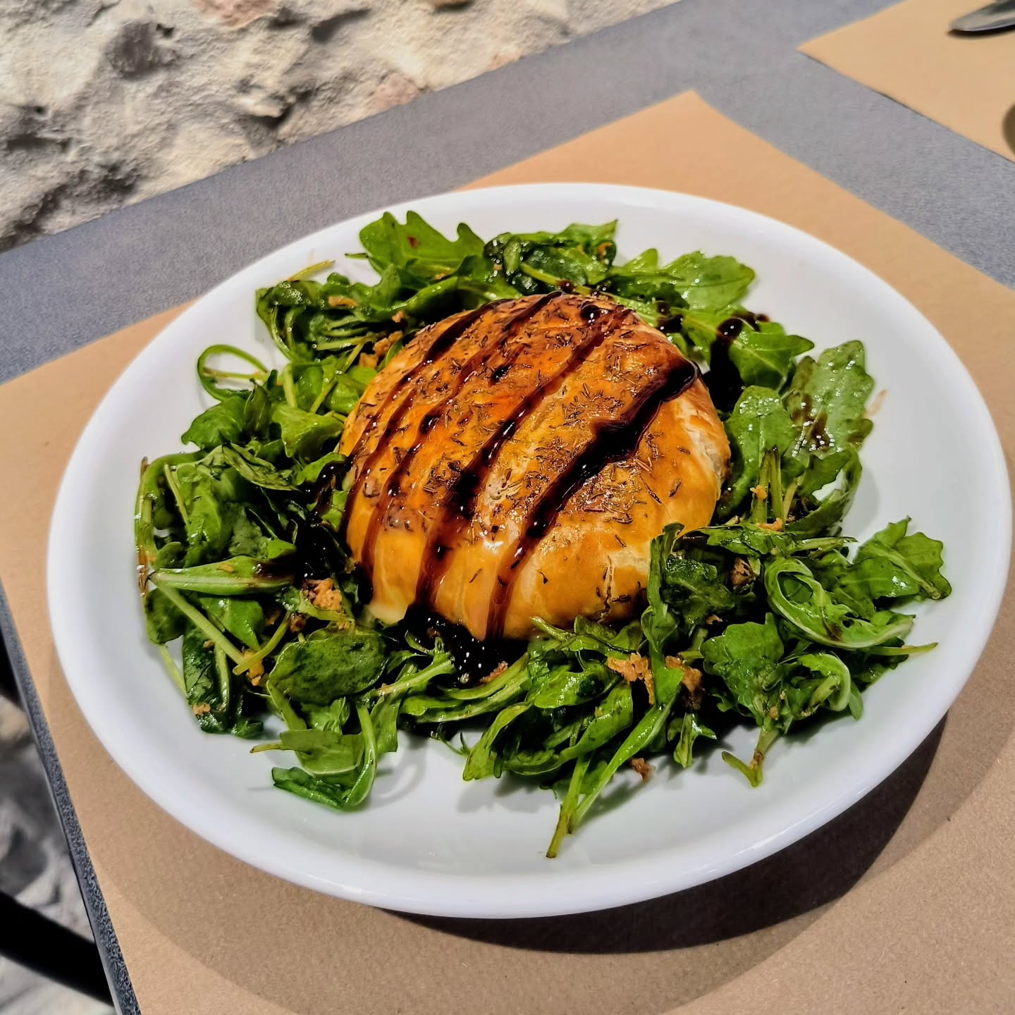 ✨ Un camembert en croûte tout juste sorti du four, doré comme il faut et fondant à souhait… accompagné d’une bière artisanale bien fraîche qui fait ressortir toutes ses saveurs. 🍺🧀
😎 Puis cette salle en pierre, chaleureuse et lumineuse, où le temps semble ralentir. Le genre d’endroit où on s’installe, on partage, on savoure… et on profite vraiment du moment 🔥
Un trio parfait : la gourmandise, la fraîcheur et l’ambiance.
#camembertrôti #biereartisanal #foodmoment #instantgourmand #restaurantmontpellier #bonnesadressesmontpellier #sortiramontpellier
#malbosc