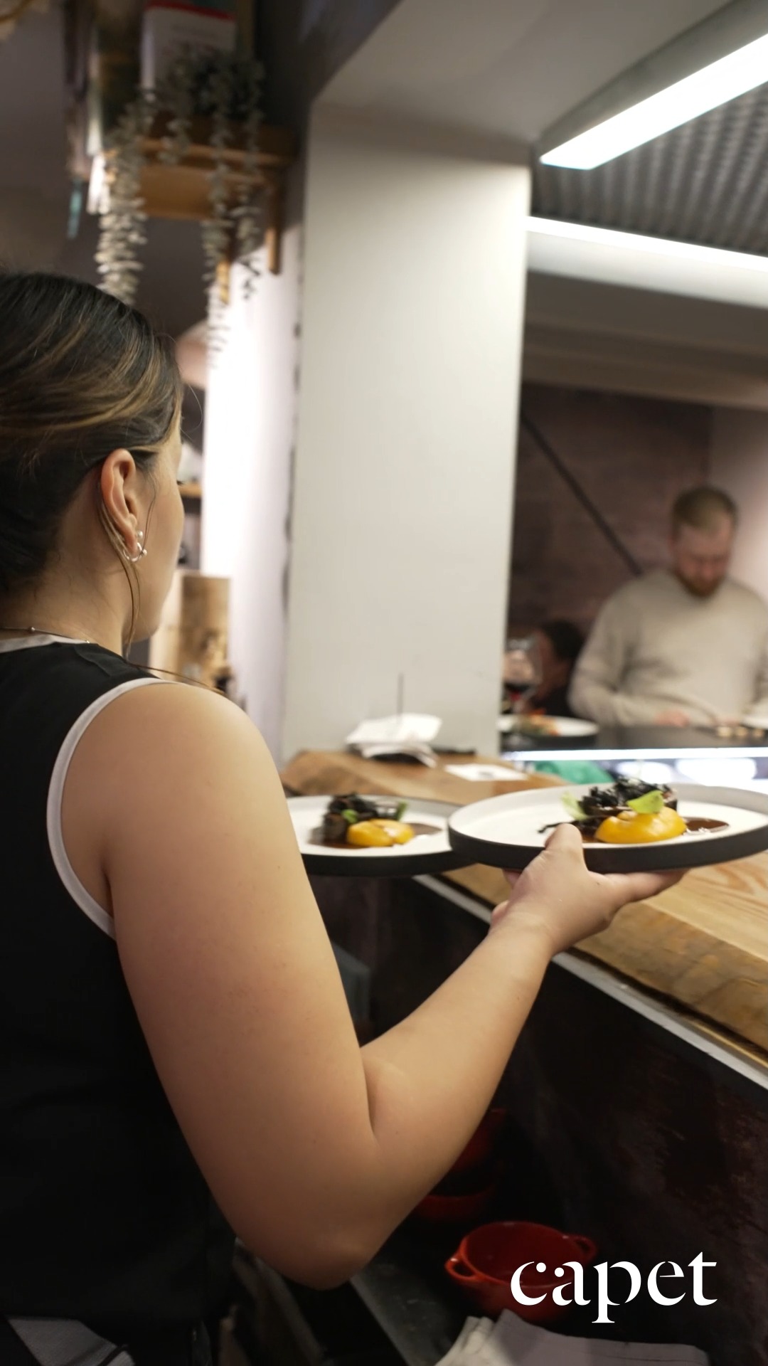 El entorno se muestra con naturalidad y calidez.
Una transición fluida entre el exterior, la sala y la experiencia en mesa.
🔗 Reserva fácilmente desde el enlace en nuestra bio
📍 Carrer del Cometa, 5, Ciutat Vella, 08002 Barcelona
📞 937 20 44 21
#capetrestaurante #barcelonarestaurants #cocinahonesta #temporadaencapet #restaurantesbarcelona #guíamichelin #cocinadeautor #cocinatecnica #productolocal #barriogotic