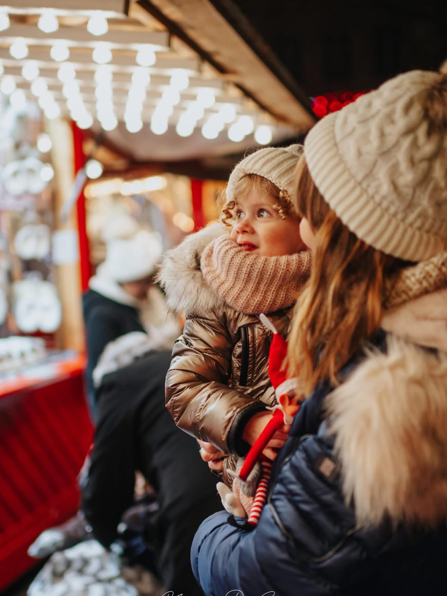 Petite séance photo en plein marché de Noël à Metz
#famille #seancephoto #photographe #photographemoselle #photographemetz