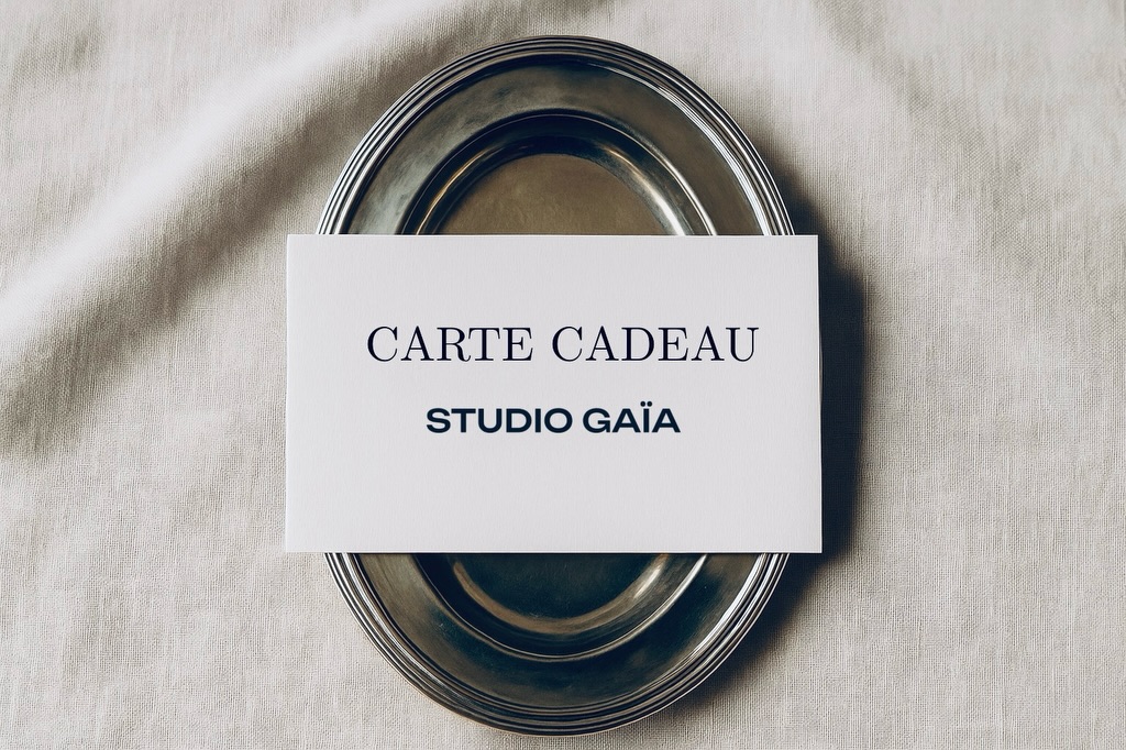 Offrir une création, offrir un geste.
La carte cadeau Studio Gaïa est disponible toute l’année
• Retrouvez-la dans les Liens de notre bio
ou dans le footer de notre site.