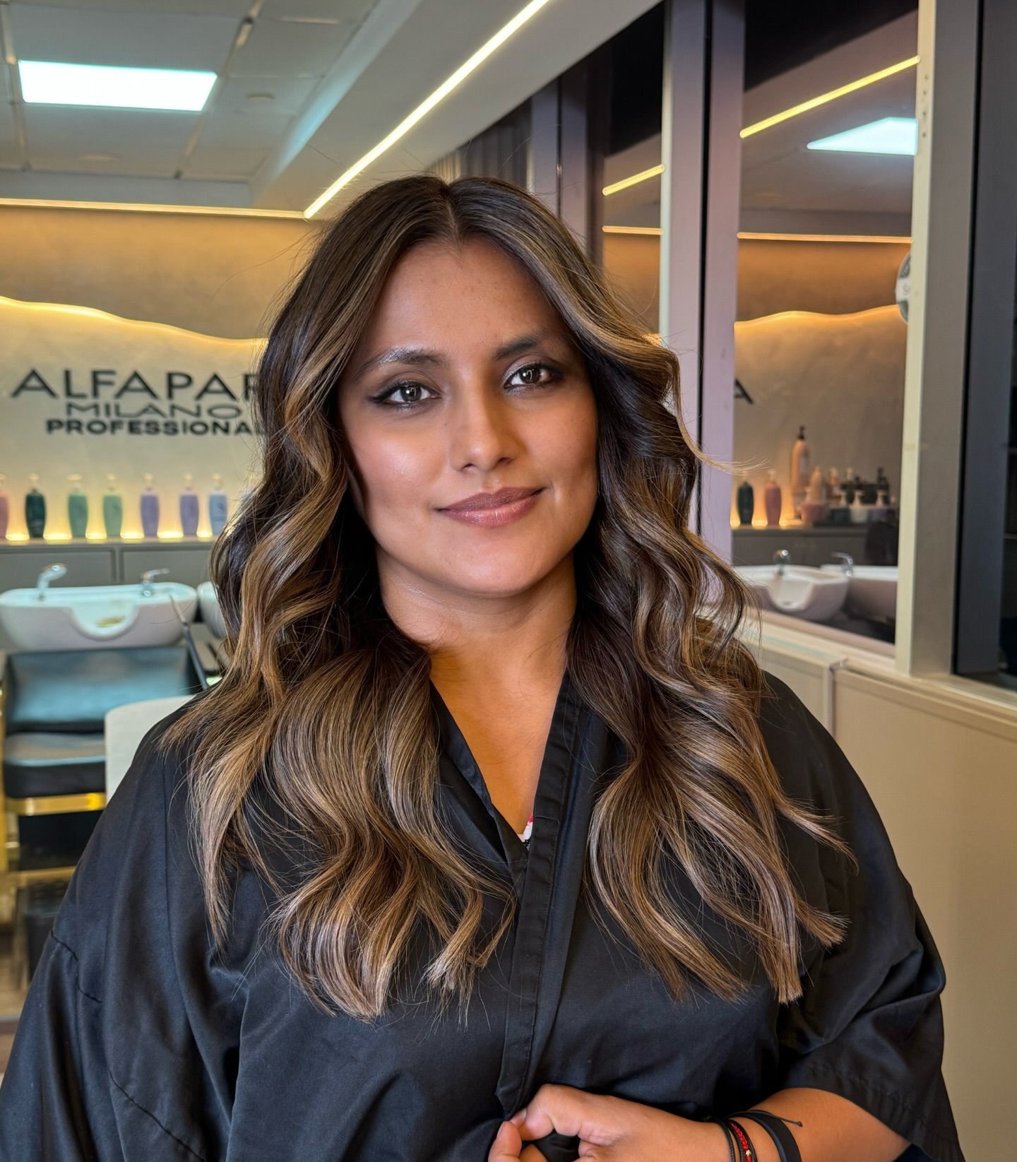 Sands Lumière ✨
Un color que no busca cambiar quién eres,
sino iluminar lo mejor de ti.
Movimiento, profundidad y luz en perfecta armonía.
Rubios suaves, elegantes y atemporales…
de esos que se sienten tan naturales como poderosos.
Porque el verdadero lujo
es llevar un color que se vea bien hoy
y se vea mejor con el tiempo.
🤍
Agenda abierta | Resultados de autor
#cambiodelook💇♀️ #byjesustabaressalon #balayagedandpainted #mastersofbalayage #panamá