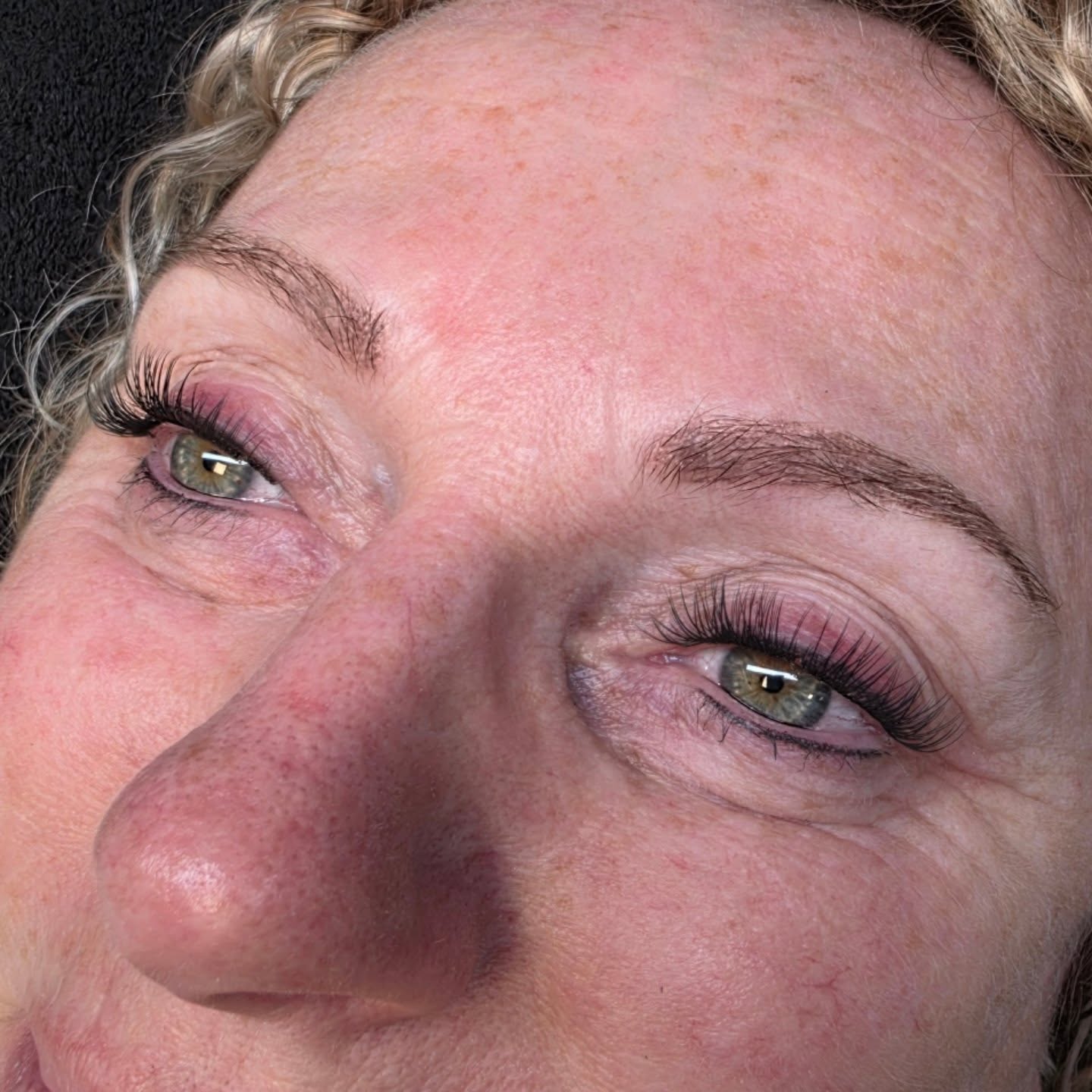 Wimpers voor 1 dag 😍😍😍 Heb je een feestje of een andere gelegenheid waarvoor je net even dat beetje extra wilt? Dan zijn de cluster wimpers een ideale uitkomst. Deze wimpers zijn snel geplaatst en kun je zelf makkelijk weer er af halen.
Kosten 25 euro.
Te boeken via: www.prettybyroos.nl