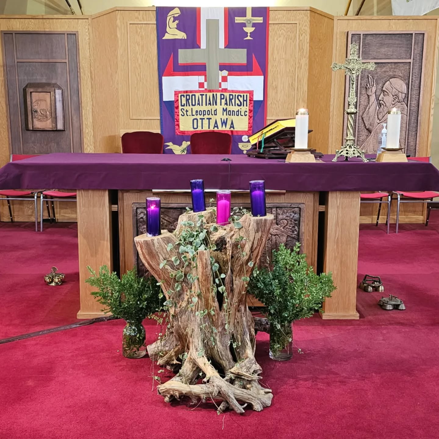 🇭🇷 Prva adventska svijeća simbolizira nadu i iščekivanje dolaska Spasitelja.
Dok palimo ovu svijeću, otvaramo svoja srca Božjoj svjetlosti i započinjemo vrijeme pripreme, molitve i mira.
Neka nas ovaj advent vodi prema obnovi vjere, ljubavi i nade. ✨🕯️💜
🇬🇧 The first Advent candle symbolizes hope and the expectation of the coming Savior.
As we light this candle, we open our hearts to God’s light and begin a season of preparation, prayer, and peace.
May this Advent lead us toward renewed faith, love, and hope. ✨🕯️💜