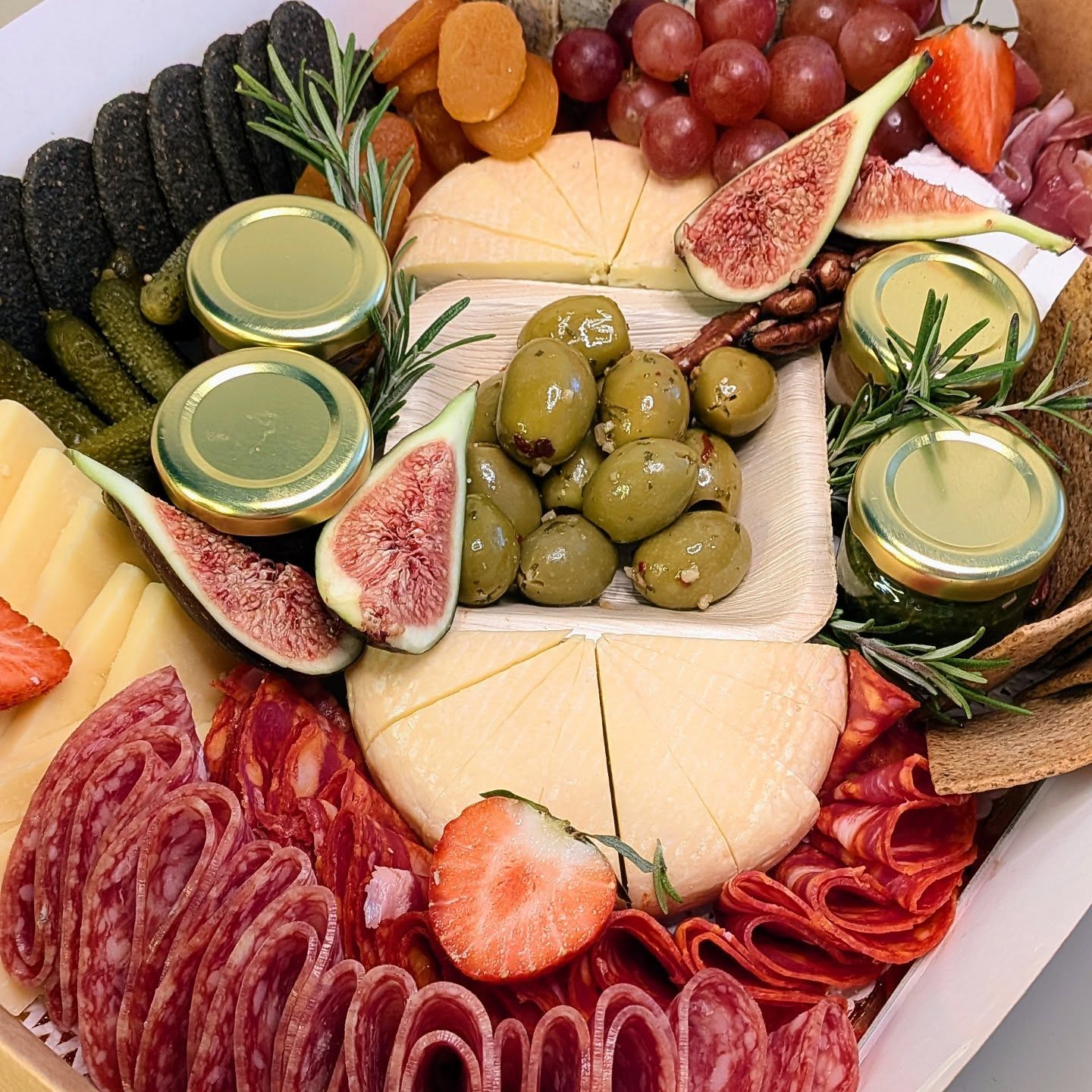 Give authentic and flavoured gifts from Meltdown this Xmas. 🎄
Our Irish Cheese Boxes, our Xmas brownie bites and many other options are available to order for delivery or collection. 🧀
You can also find us at the JANDO & Friends Christmas Market this weekend at the @chocofactorydublin
See you soon!