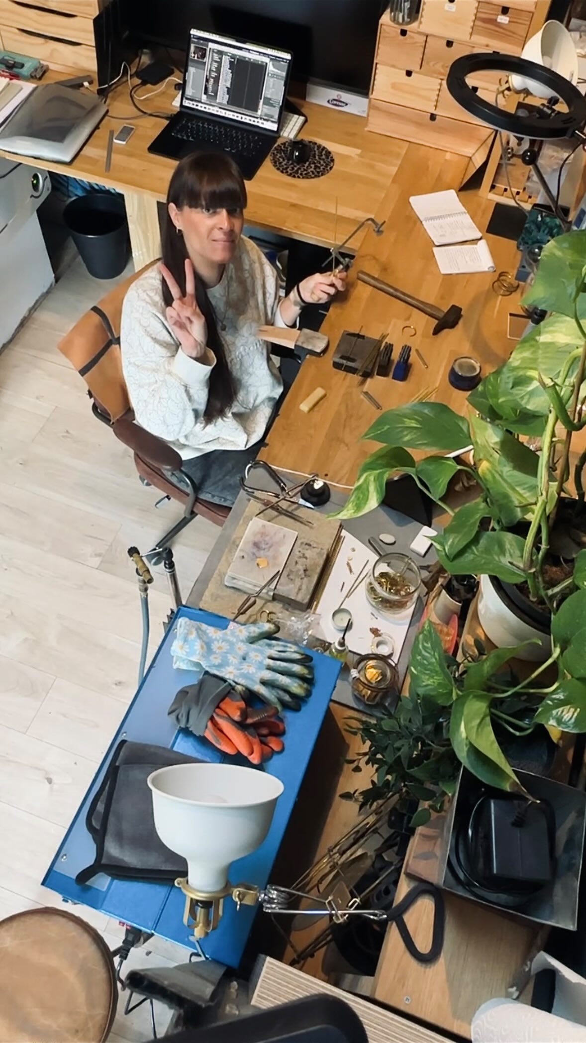 4h de travail résumé en 50s 😉
En se rush de Noël voici à quoi ressemble mes journées (ici une matinée) : fabrication, fabrication, fabrication !
Merci beaucoup pour toutes vos commandes 🫶🏼
N’oubliez pas vous pouvez commander jusqu’au vendredi 19 pour une livraison à temps sous le sapin 🎄
#amoodzbijoux #fabricationartisanalefrançaise #bijouxcreateur #bijouxfaitmain #braceletpersonnalisé #amoodz