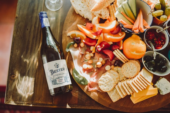 Summertime = snackie time 🥂🍑🧀
Keep the eats easy this #Dezemba and pair it with an ice-cold bottle of BESTER Chenin Blanc.
We like to build a platter with:
💫 Something sweet
💫 Something salty
💫 Something briny
💫 Something fresh
💫 Something crunchy
The vibes? Immaculate 🤌🤌🤌
Get in touch with Zakkie to order your festive pours >>
zakkie@besterwines.com | 082 805 5586 | www.besterwines.com
#BesterFamilyWines #WinePairing #WeekendTreats #CharcuterieAndWine #FoodAndWine #WineLovers #WhiteWine #WineTime #WineAndCheese #DeliciousPairing #WineTasting #OrderNow #WineRecommendation #FamilyOwned #LocalWinery #SupportLocal