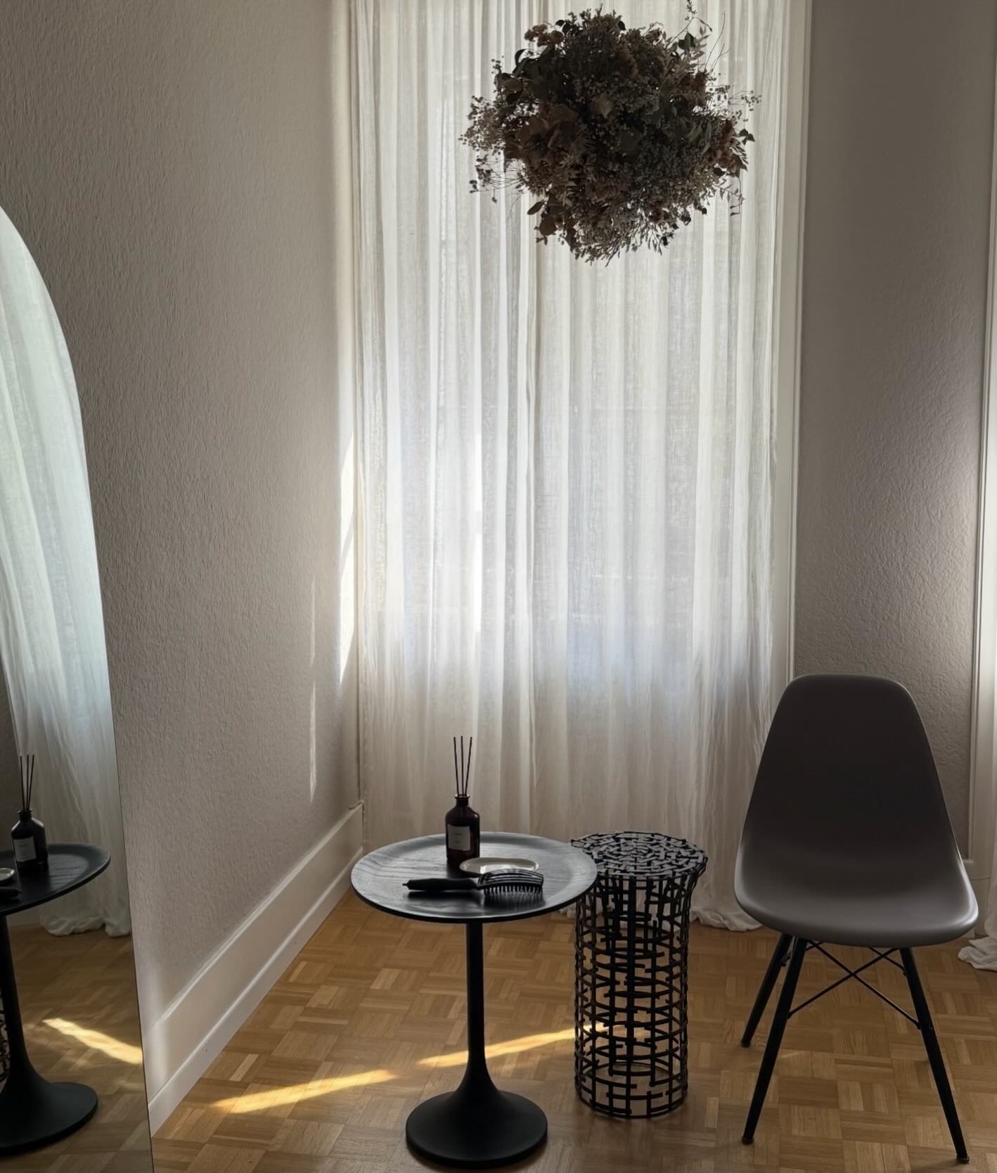 Draußen Regen, drinnen Wohlfühlen.
Die kuschelige Vorweihnachtszeit startet – perfekte Zeit für kleine Beauty-Momente.
Ich freue mich auf dich bei Cosmetic Unique. ✨
#cosmeticunique #beautymoment #wellnesstime #selfcareday #vorweihnachtszeit #relaxvibes #meTime