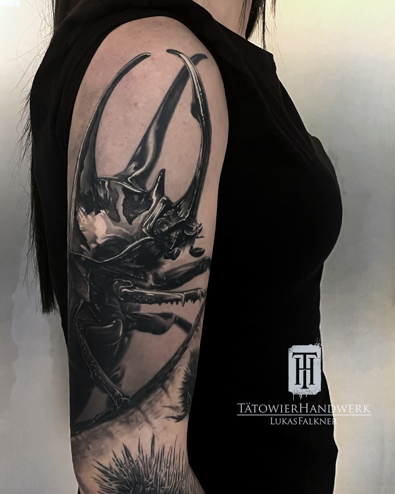 Rhino Beetle for my dear @claudschpotato 🤘
#blackandgreytattoo #realism #rhinobeetle