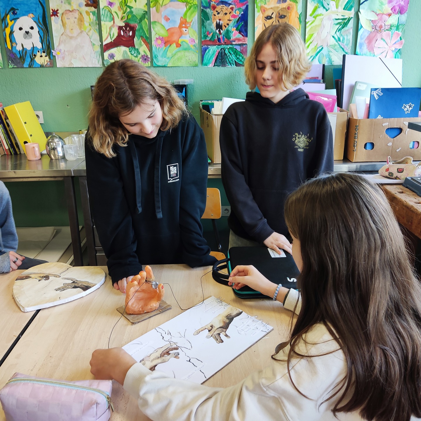 In de AMT-lessen in Oostakker doken onze eerstejaars terug in het elektro-spel van vroeger! 🔌💡
Ze bouwden hun eigen quiz rond een bekende kunstenaar: vraag en antwoord juist verbinden… en het lampje gaat aan! ✨
Tijdens de laatste week draaiden we de rollen om: de leerlingen werden zelf leerkracht en gaven een mini-les over “hun” kunstenaar.
Daarna kon de klas hun kennis testen met de zelfgemaakte elektroquizzen. Creatief, leerrijk én vooral heel leuk! 🎨⚡