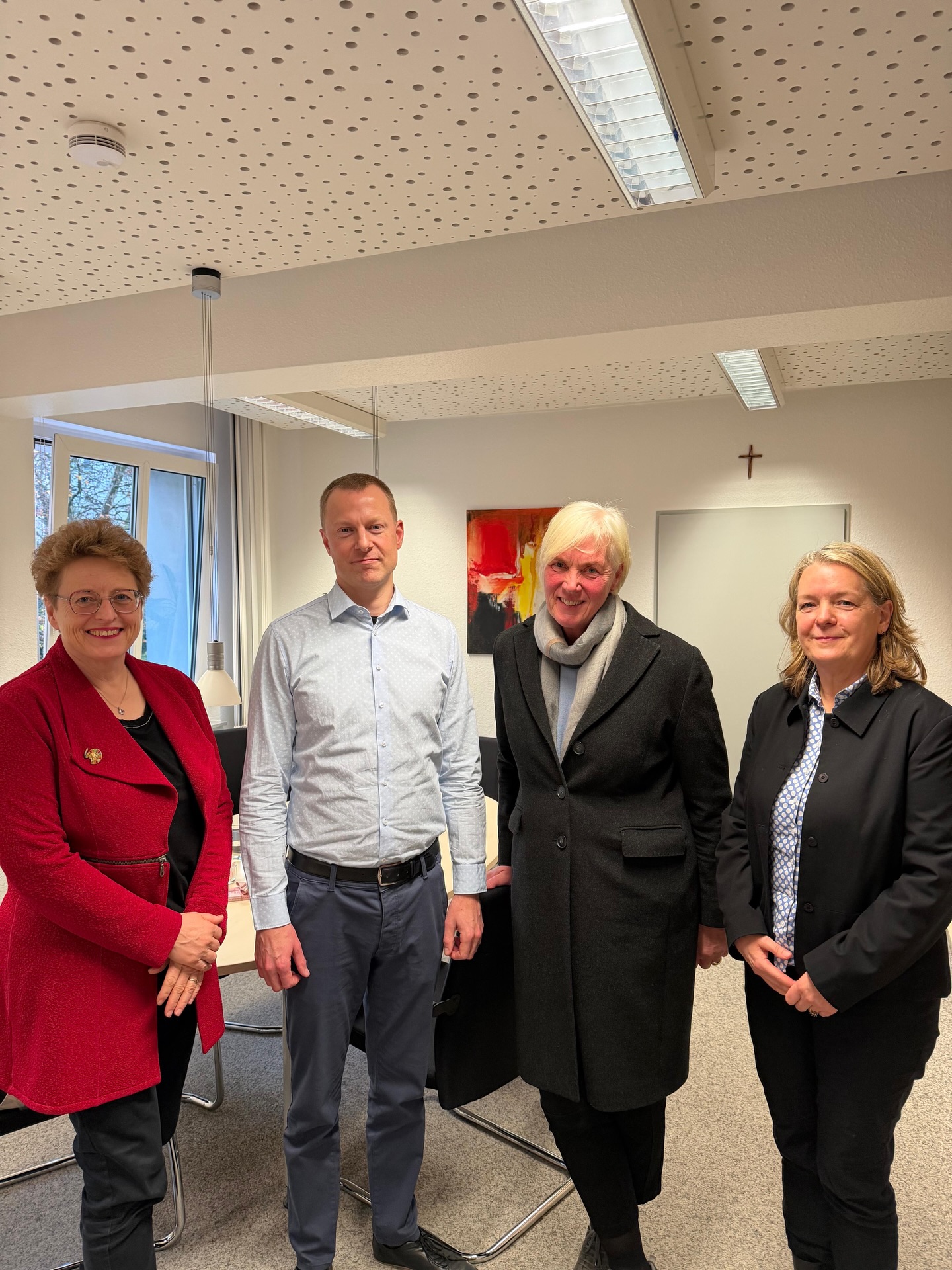 Zu Besuch beim Caritasverband Gladbeck e. V.
Mit ihrem großen Engagement leistet die Caritas einen äußerst wichtigen Beitrag für unsere Gesellschaft. Herzlichen Dank für die wertvolle Arbeit zum Wohle der Bürgerinnen und Bürger!
Im Gespräch mit Susanne Middendorf und Benedikt Menke aus dem Caritas-Vorstand sowie Elisabeth Kolberg und Edgar Hemming vom Caritasrat ging es um die vielfältigen Aufgaben, die die Caritas vor Ort in Gladbeck übernimmt. Besonders die Offene Ganztagsschule (OGS) und die Dezentralisierung des St.-Suitbert-Hauses standen im Mittelpunkt des Austausches.
Vielen Dank für das offene und konstruktive Gespräch! 🙋🏼♀️💪🏻
#cdu #cdubottrop #cdugladbeck #landtagnrw #bottrop #gladbeck #caritas @maximilian.kruegerke