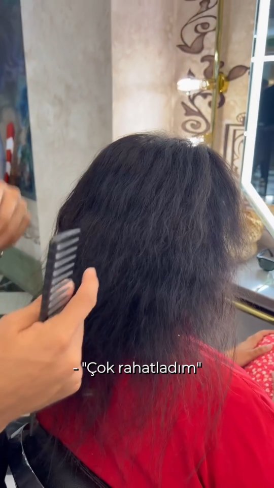 ✨ Kepek Karşıtı Dermo Shot – Ardıç Yağı Etkili Yoğun Bakım
Saç derinde kepek, pullanma, kaşıntı veya yağlanma varsa bu shot tam sana göre.
Ardıç yağı ve bitkisel aktiflerle formüle edildi; saç derisini arındırmaya ve dengelemeye yardımcı olurken, kepek görünümünü azaltmayı destekler. 🌿✨
🤍 Kimler İçin Uygun?
Kepek sorunu yaşayanlar, yağlı saç derisine sahip olanlar veya saç derisi hassasiyeti yaşayan herkes için uygun bir yoğun bakım shot’tır.
✨ Ne Sağlar?
• Kepek görünümünü azaltmaya yardımcı olur
• Pullanma ve kaşıntı hissini hafifletir
• Yağlanma dengesini destekler
• Saç derisini arındırır, rahatlatır
• Saç tellerinin daha canlı görünmesine katkı sağlar
🧴 Nasıl Kullanılır?
• Şampuanla birlikte:
Shot’ı baz şampuanla karıştır, saç derisine masajla uygula. 5–10 dakika bekletip durula.
• Tek başına uygulama:
Kuru veya nemli saça direkt uygula, parmaklarınla saç derisine yedir ve 20 dakika beklettikten sonra durula.
Her iki kullanımda da saç derisi daha ferah, daha temiz ve daha dengeli bir his bırakır.
🌐 Daha fazlası için: www.conceptbeauty.com.tr
#ConceptBeauty #DermoShot #KepekKarşıtı #KepekÖnleyici #ArdıçYağı #SaçBakımı #SaçDerisiBakımı #HealthyScalp #HairCareTurkey #ScalpTreatment #SaçRutini #SaçBakımRitüeli #HairRoutine