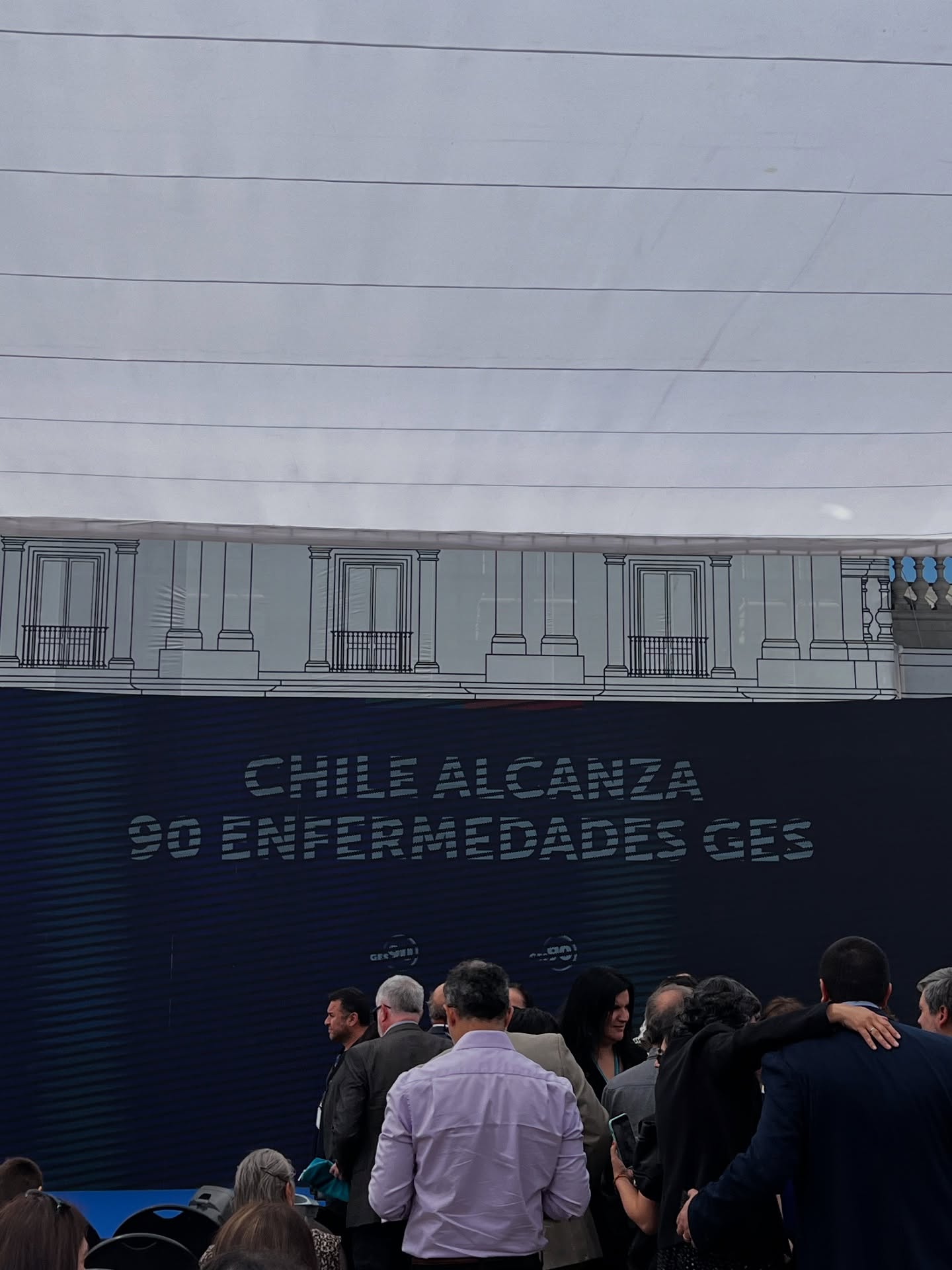 Hoy se promulga la ley de epilepsia refractaria al GES 💜 fueron años de lucha, de alzar la voz por nuestros hijos, hermanos, por cada persona afectada por esta condición que destroza vidas y hoy, al fin es una realidad…
Aunque es una ley que tiene mucho que perfeccionar es el primer gran paso a una vida digna y sobre todo, con menos miedo 💜
Agradezco a la diputada @caromarzan por jugársela por esta ley, por comprometerse y no dejarnos solas
A mis hermanas de batallas @redepilepsiarefractariachile @fenpof_chile @fundaciondravetchile @epilepsiayjuventud_chile y muchas otras organizaciones civiles que han hecho que esto sea una realidad 💜
Con Leonor nos vamos al otro lado del mundo buscando un tratamiento para salvar su vida, pero honramos la lucha que dimos acá y celebramos este proyecto que es por aquellos que ya no están, por aquellos que siguen luchando con todo y sobre todo por aquellos que vienen y podrán vivir con menos miedo este difícil diagnóstico 💜
Juntos nada es imposible 💜