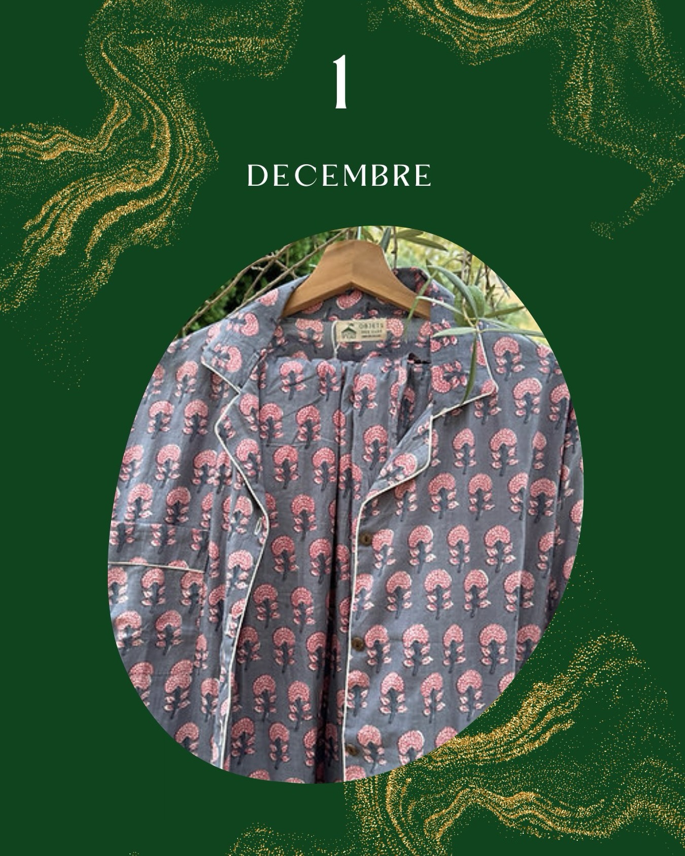 Jour 1 - Notre pyjama en coton
On raconte qu’en Inde, les cotons imprimés étaient autrefois réalisés à la main grâce à des tampons de bois sculptés. Chaque motif était appliqué couleur après couleur, parfois pendant plusieurs jours, jusqu’à obtenir ces dessins délicats qui ont fait la renommée des « block prints ».
C’est cette tradition, patiente et poétique, qui a donné naissance aux cotonnades indiennes que nous aimons tant aujourd’hui… et qui rendent chaque pyjama presque unique, comme s’il portait encore la trace du geste artisanal.