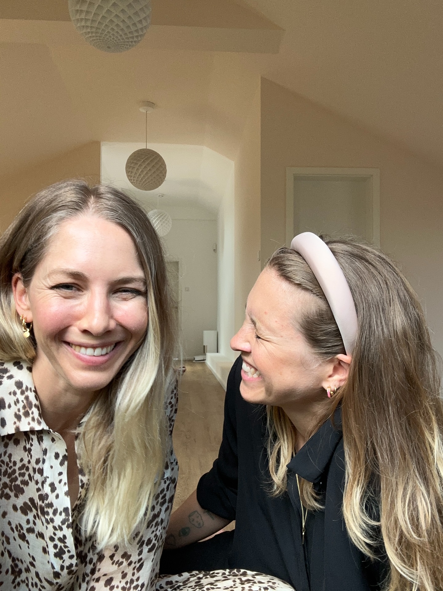 Meine liebe Heleni,
Zwei Tage zu spät, aber trotzdem: Alles, alles Liebe zu DEINEM Geburtstag. 🎁 Schon fast 15 Geburtstage begleitet unsere Freundschaft uns nun schon.
Was haben wir für unfassbar unterschiedliche, spannende, glückliche und herausfordernde Phasen gemeinsam durchlebt und gemeistert. Es gab aber immer die Konstante: unsere Freundschaft!! … und die Veränderung natürlich 😜
Nicht immer hatten wir es leicht, und es gab auch sicherlich Momente in denen wir uns noch mal ein bisschen sortieren mussten, aber daran, dass unsere Freundschaft Bestand hat, daran habe ich nie gezweifelt und dafür bin ich extrem dankbar.
Bei dir kann ich mir immer sicher sein, dass du ehrlich bist, dass du mir auch mal den Spiegel vorhältst, wenn ich das brauche, dass ich mich dir zeigen kann und vor allem, dass ich dir alle unangenehmen, vielleicht „peinlichen“ Gedanken und Gefühle mitteilen kann.
Ich schätze außerdem so sehr, dass wir immer den Humor in allem finden und auch in den schwierigsten Momenten lachen können…ich hoffe das behalten wir uns für immer bei!
Ich wünsche dir, dass das Leben sich dir von seiner sonnigsten Seite zeigt, dass du so viele Glücksmomente wie möglich sammeln kannst, dass du Leichtigkeit fühlen darfst und ganz viel Liebe von den Menschen um dich herum.
Ich hoffe du fühlst, dass du unglaublich stark bist, gaaaanz viele Werkzeuge in deinem Rucksack hast, eine unbändige, eine einzigartige Leidenschaft für die schönen Dinge und, dass du die Tiefe in allem findest und den Raum darin halten kannst!
Danke, dass es dich gibt! Auf viiiieeeeele, viele weitere, gemeinsame Jahre in diesem abenteuerlichen Leben!
Love you! ❤️ V