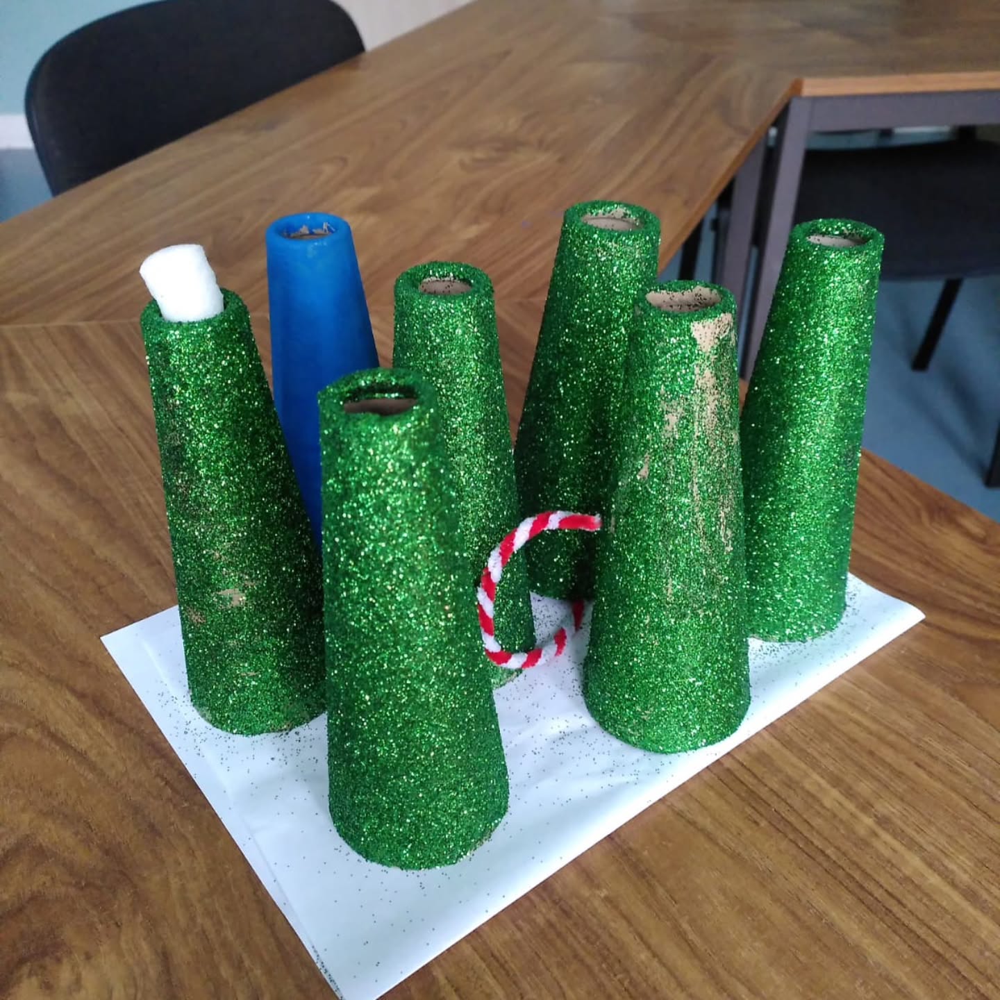 Que faire des supports en carton une fois les cônes de laine écoulés ? On les donne à une éducatrice spécialisée pour décorer des locaux avec les enfants, pardi ! 🥰