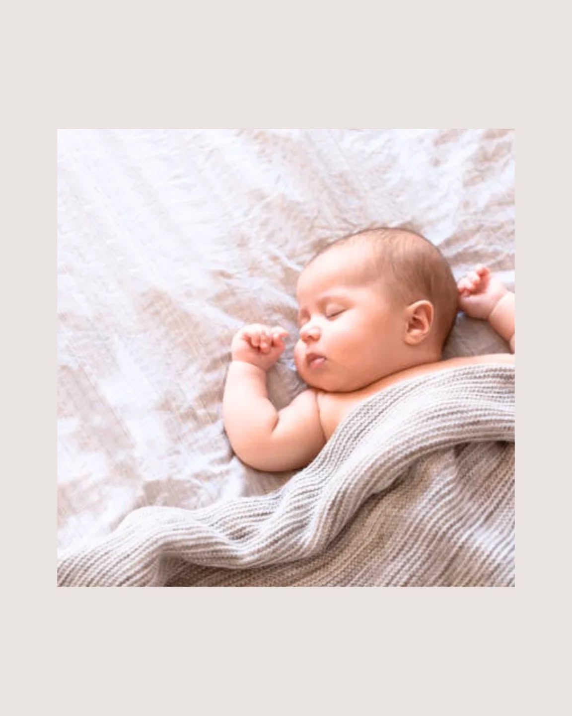 De veiligste slaaphouding voor een baby is op de rug 🤷🏻♀️
Leg je baby altijd op de rug al vanaf de geboorte. Deze houding is het veiligst 🍀 omdat het de kans op wiegendood verkleint. Het gezichtje blijft vrij en zo is er geen belemmering van de ademhaling 😶🌫️ Ook bij een ventilerend matrasje leg je je baby toch best op de rug. Als je baby ziek is en last heeft van slijmpjes of als je baby soms voeding durft teruggeven 🤢 ook dan is rugligging de beste slaappositie❗️Je hoeft geen schrik te hebben op verstikking, een baby draait in principe automatisch zijn hoofdje naar opzij 😇 Let er daarom wel op dat hij plaats heeft om zijn hoofdje te draaien als nodig. Verwijder dus (vooral aan het hoofdeinde) overtollige knuffels 🐰, kussentjes, dekentjes, etc
Wanneer is een andere slaaphouding mogelijk?
➡️ Zijligging is niet veilig omdat je baby gemakkelijk op de buik kan rollen en zo mogelijks niet goed kan ademen terwijl hij slaapt.
⬇️ Buikligging is pas veilig als je baby zichzelf al gemakkelijk en vlot kan omdraaien van rug naar buik en terug.
Tips:
↔️ Stimuleer afwisseling om te voorkomen dat je baby een voorkeurshouding ontwikkelt en zo een afgeplat hoofdje krijgt. Wissel af met de kant waarop het hoofdje ligt. Het gezichtje om de beurt naar links of naar rechts.
😴 Een goed passende slaapzak helpt ook tegen omrollen.
🤪 Weet wel dat je baby als hij wakker is, net heel veel op de zij of op de buik mag. Dat bevordert namelijk de motorische ontwikkeling en is even belangrijk 🙏🏼
#veiligslapen
#sids
#tummytime