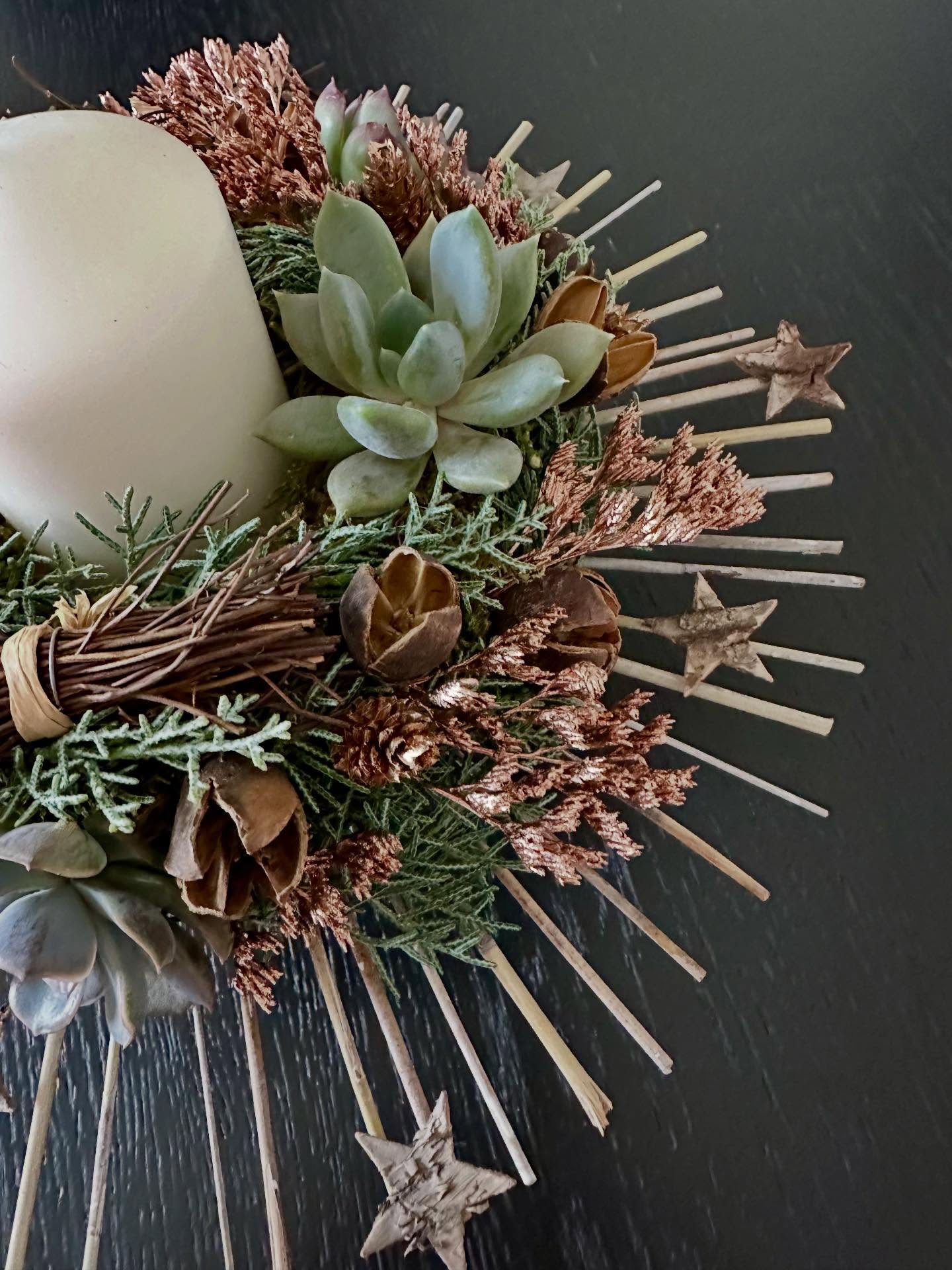 Ateliers de novembre, les fêtes commencent doucement avec ce magnifique bougeoirs ⭐️ #agoragroup #artfloral #fleursaddict #walhain