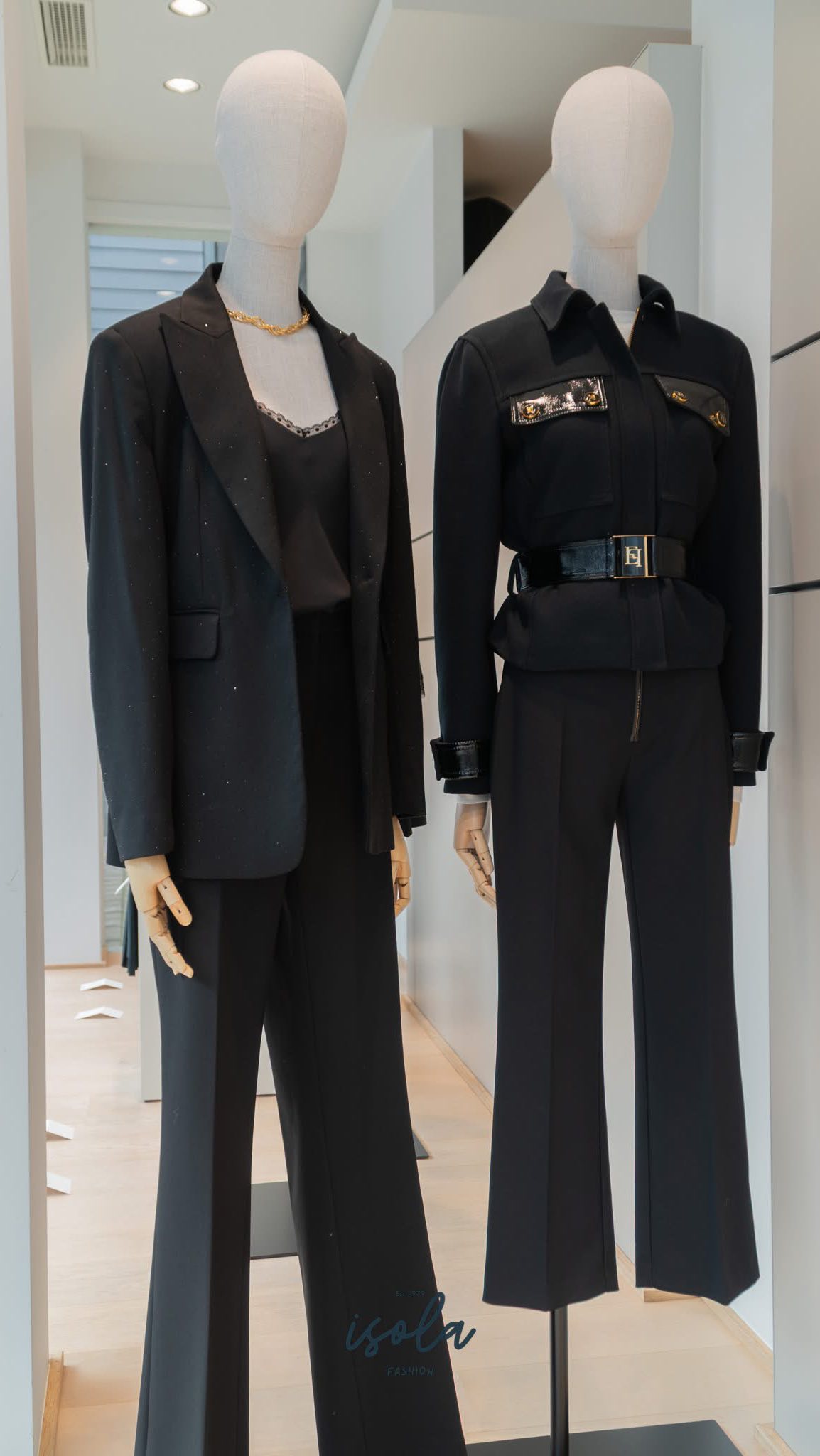 Hello december🥂
P.S. Wil je ook graag eens naar onze modeshows komen kijken?👀 Zet 5 en 6 maart dan maar in jullie agenda ✔️ #savethedate
#isolafashion #modeshow #blackoutfits #fashion #outfitinspiration