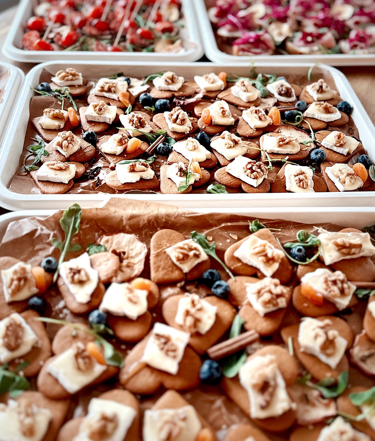 Julplock on the move! 🎄 Kontorshotellet i Lindholmen bjuder sina hyresgäster på julplock – och vi får stå för smaken❤️
#morrisandbens
#julplock #frukostleverans #göteborg #plockmat #företagscatering
@tingstad.se