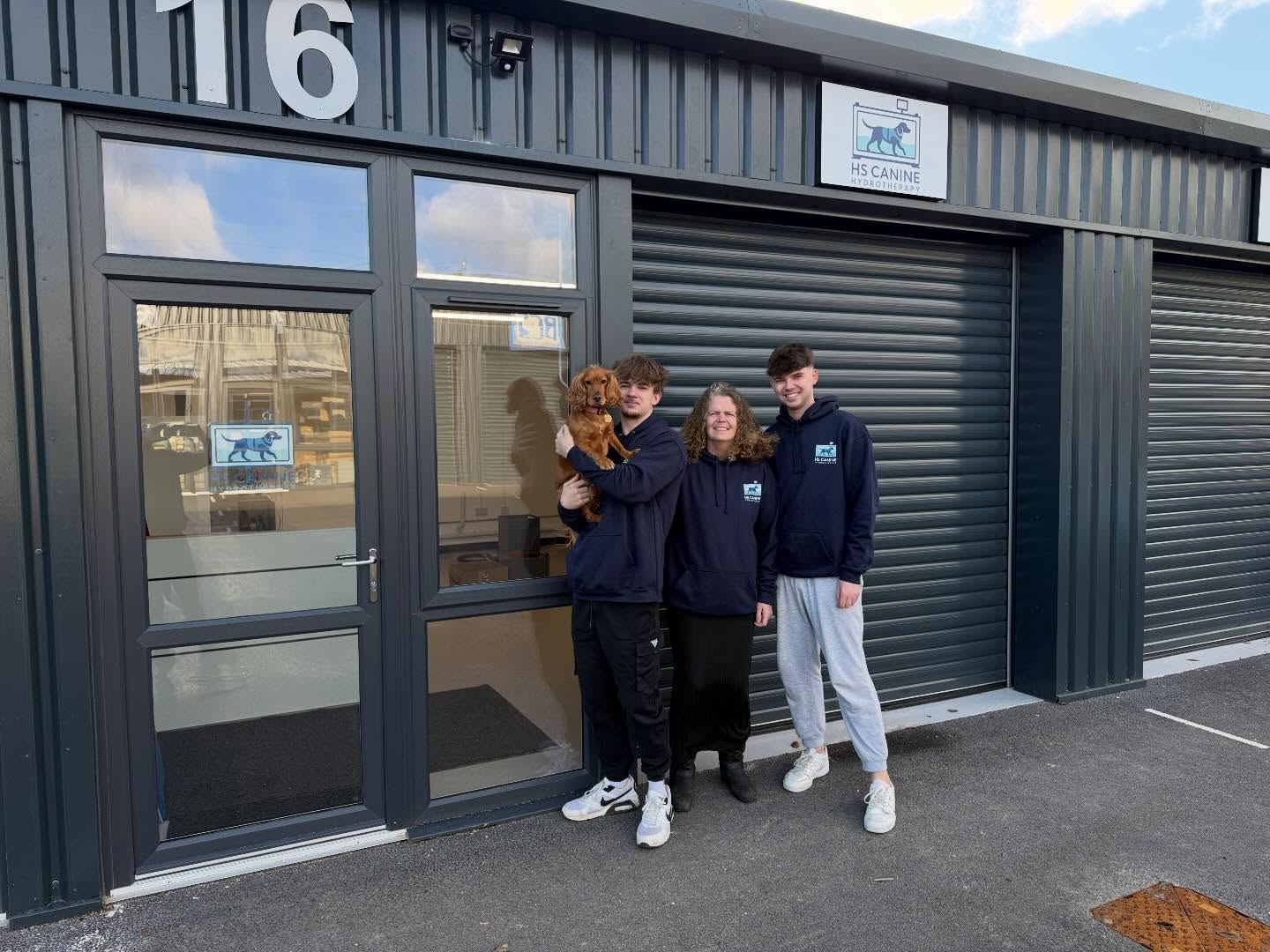 Meet the Team Behind HS Canine Hydrotherapy💙🐾
Harvey Standfield (Owner & Level 4 Canine Hydrotherapist) Right
Harvey is the sole hydrotherapist at HS Hydrotherapy and brings strong experience and specialist training to his role. He holds a Level 4 Award and Level 3 Certificate in Canine Hydrotherapy, having trained at Greyfriars Rehabilitation and Hawksmoor Hydrotherapy, where he also completed a canine massage unit. His advanced skills include Underwater Treadmill training, Advanced Pool Techniques, canine gait analysis, and small animal behaviour, allowing him to tailor treatment to each dog’s needs. Harvey completed a Foundation Degree (FdSc) in Animal Therapy and Rehabilitation at Oxford Brookes University and is a Canine Arthritis Management (CAM) Advocate. He is also working towards a Level 4 Diploma in Canine Therapeutic Massage. Before founding HS Canine Hydrotherapy, he ran Top Dog Canine Hydrotherapy, earning quick recognition and being invited to Crufts 2025 to present Sienna’s Story and he also received three major awards.
Cody (Canine Hydrotherapy Assistant) Left
Cody completed an Animal Management course at Sparsholt College in 2020 and has experience with dogs, cats, small animals, and reptiles. As Harvey’s younger brother, he plays a key role in the centre and cares for Josie, the family dog. His calm, confident approach and natural connection with animals make him a valued assistant. He is also training to become a Personal Trainer, with an interest in calisthenics and mobility.
Sharon (Volunteer – Receptionist)
Sharon, Harvey and Cody’s mum, volunteers as receptionist and supports the daily running of the centre. With administrative experience and a love of dogs, she manages bookings and brings warmth to every visit. Despite living with MS, she remains determined and dependable—an invaluable part of the team.