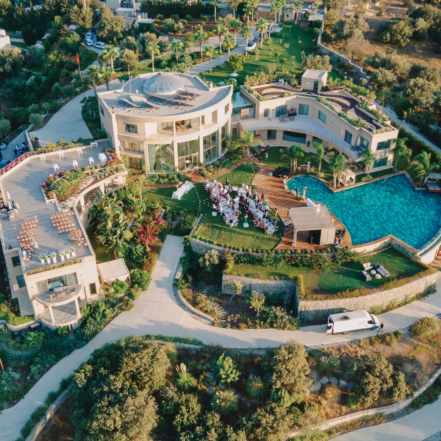 Privileged to create unforgettable moments in unforgettable venues — every space becomes magic when filled with love, laughter, and celebration. ✨
📷@hicrethareweddingstory
#KaremEvents #UnforgettableVenues #WeddingsWithSoul #LuxuryCelebrations #EventMagic