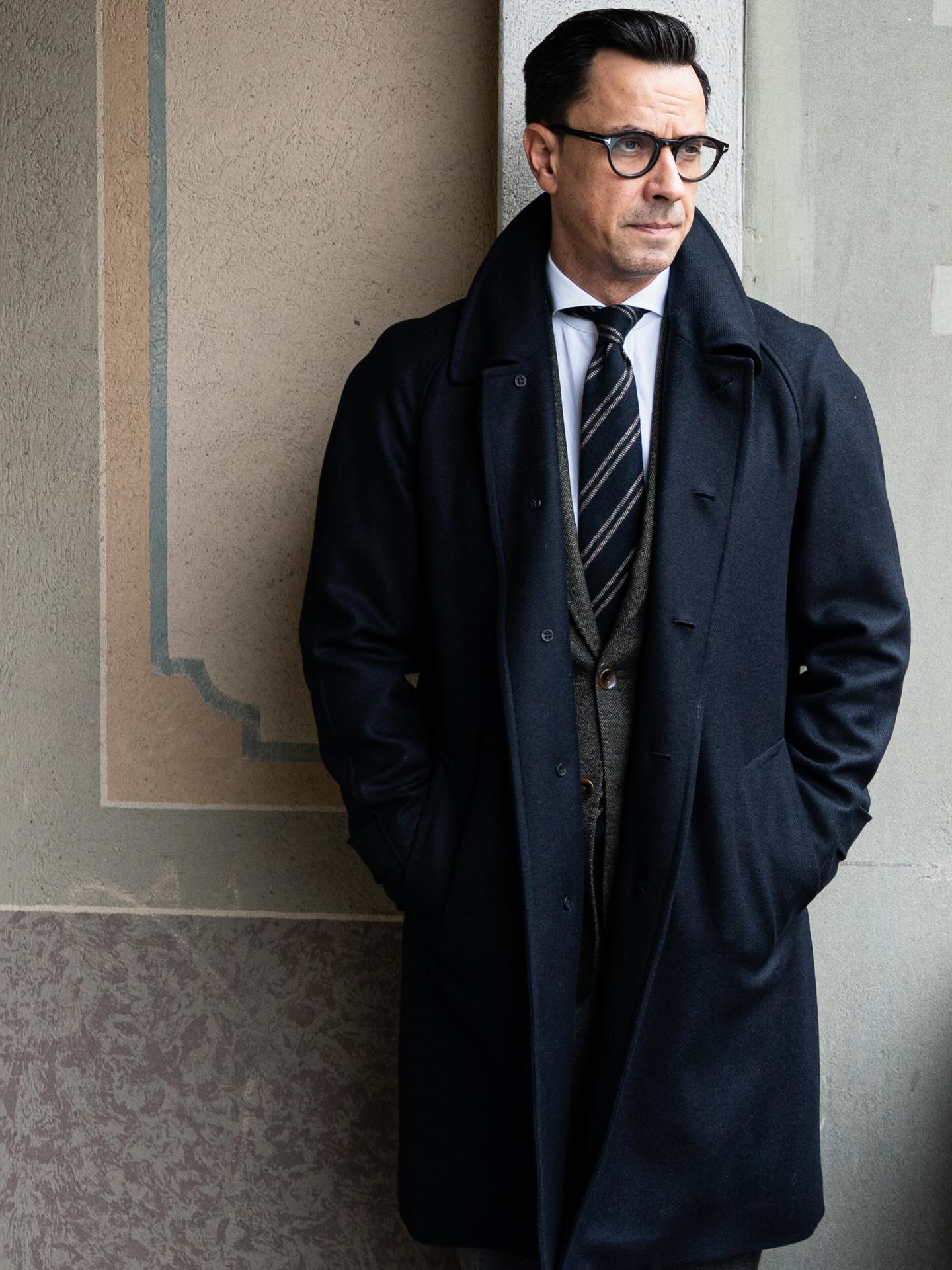 Zeitlose Eleganz in Bewegung
Ein klassischer Mantel mit Raglanärmel, gefertigt aus einem edlen Wolle/Kashmir-Gemisch in tiefem Blau.
Schlicht im Schnitt, reich im Gefühl – ein Statement für jene, die Understatement als höchste Form von Stil verstehen. #massbekleidung #massbekleidungzuerich #mantel #herrenmode #massanzugzürich