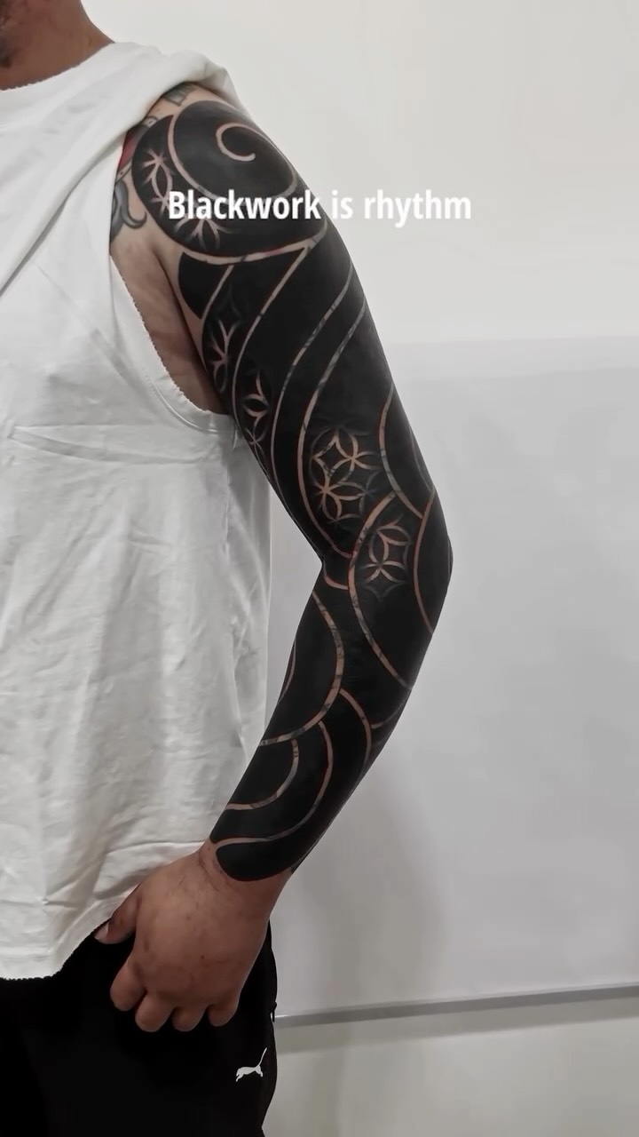 One heartbeat. One perfect line.
Precision that only calm hands can create.
This is blackwork at its most delicate.