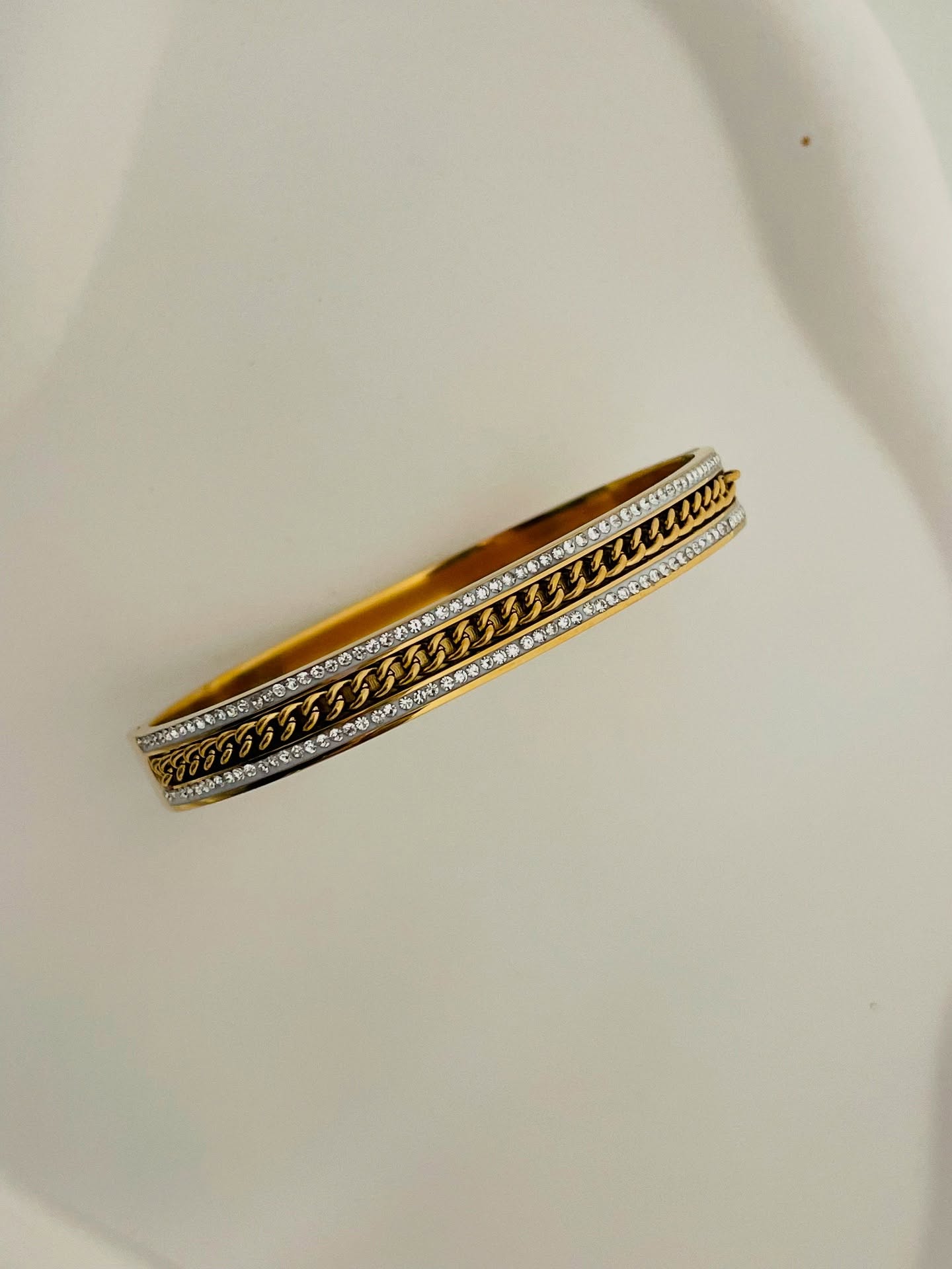 Bold enough to stand alone, sleek enough to stack. Our dual-tone chain bangle that goes from boardroom to brunch in one effortless move.
#antitarnishjewelry #pinterestaesthetıc #pinterestjewelry #stainlessteeljewelry #bracelete #bangle #kada #instafashion #viralfashion