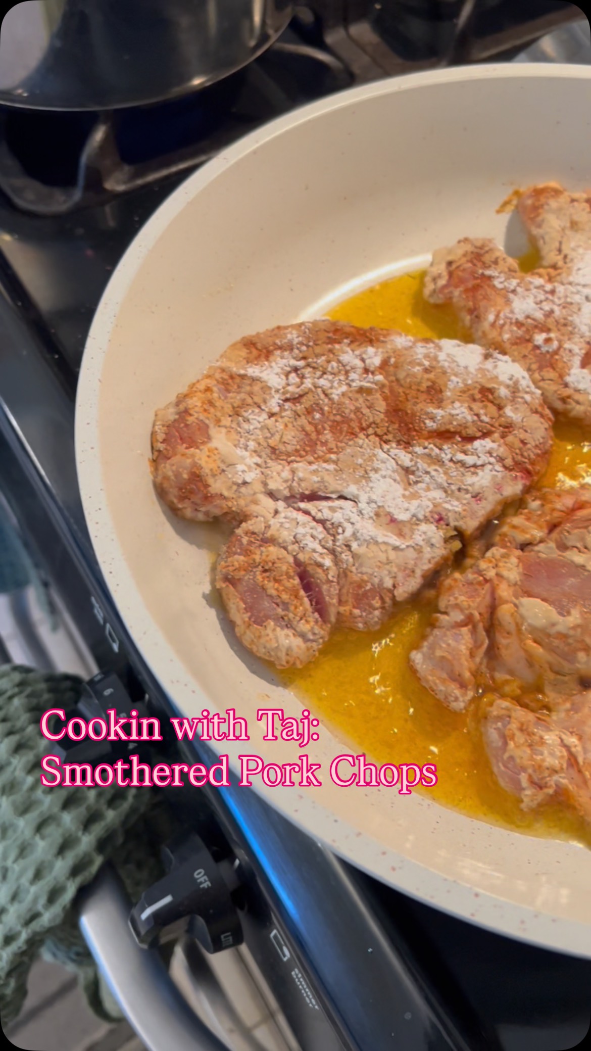 Itās SAVVY weekend, so of course thereās cooking. Repurposing some Turkey Day sides to pair with my smothered pork chop recipe. What yāall makinā this weekend? #tjsupperclub #cookinwithtaj