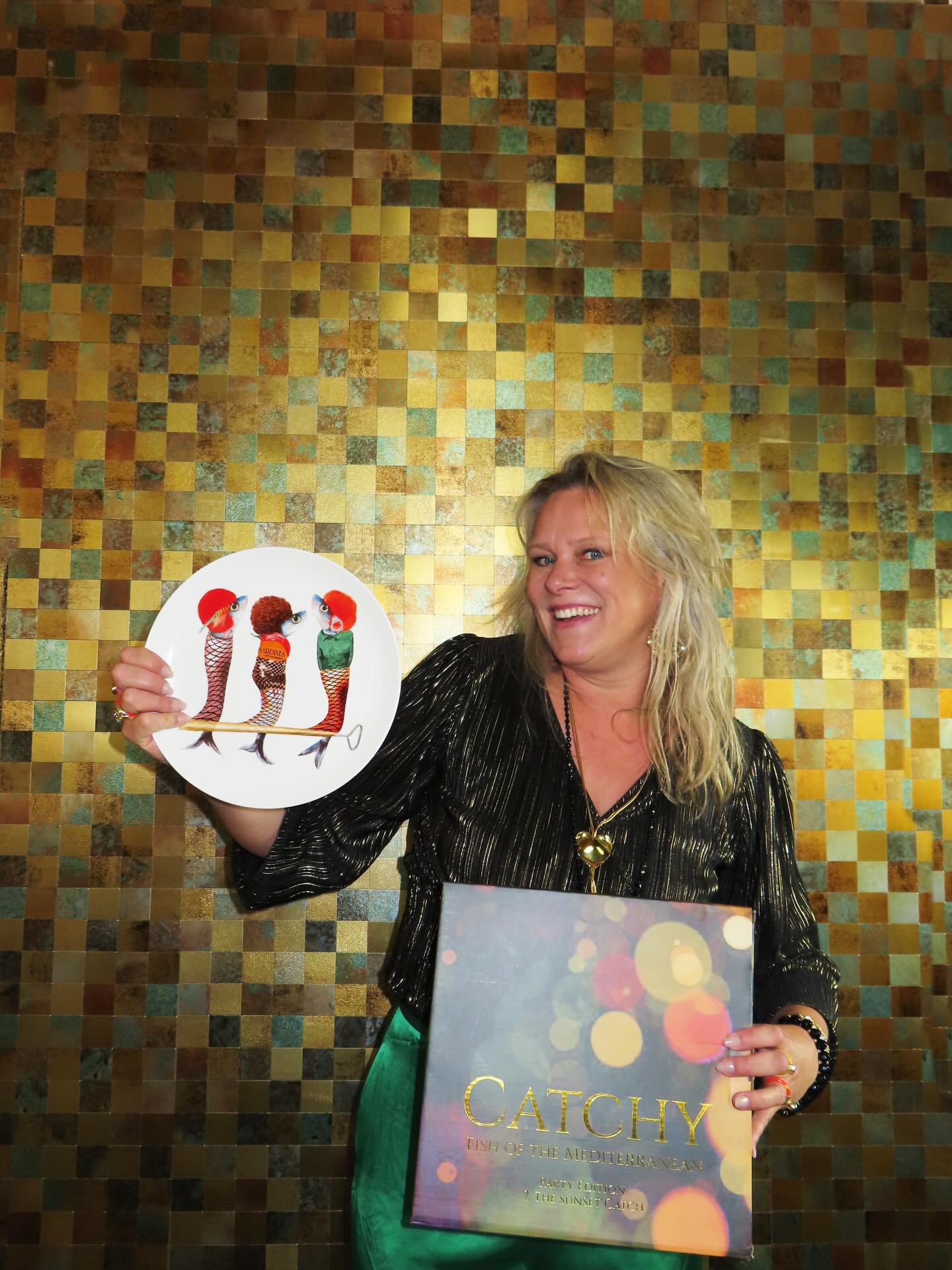 Catchy ….let’s party….!🎉💃🎉
Deze dames heb ik geschilderd voor de nieuwste serie Catchy!
Ik schilderde ze op stok, vanwege hun verschillende personages. Elk met een eigen uitdrukking.
De serie Catchy heeft drie sets, deze dames zitten in ‘the night life’ set.
De Catchy-serie van @bordy.s draait hierom: heerlijk dineren, eten en genieten van het mediterraanse leven. Dit bord is mijn knipoog naar dat gevoel. Een moment waarop zelfs sardientjes een feestje gaan vieren!🎉💃
@kiki.swinkels
#kunstenaar #karenwullings #schrijver #kikiswinkels#dutchartist
#Bordys #CatchyCollection #TableStories #Mediterranean #fish #tableware #TableStories #PartyEdition #meditteraneansea #NewCollection #dinnerplates #partyedition #meditterranean #storyplates