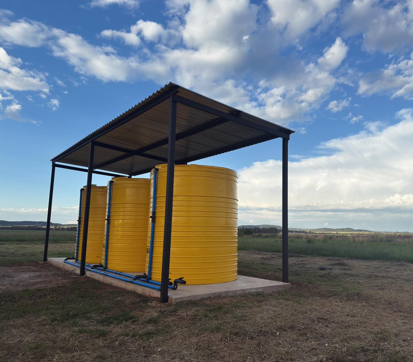 Water storage tanks like these are essential for mixing and distributing liquid fertilizer in South African agriculture. These tanks not only help store water for irrigation, but are also used to prepare fertilizer solutions, supporting crop growth and efficient farm management.
Proper infrastructure aids in the precise application of fertilizers, which is critical for optimizing yields while minimizing environmental impacts such as nutrient runoff into water sources.
#SouthAfrica #Agriculture #FertilizerManagement #WaterConservation #SustainableFarming
