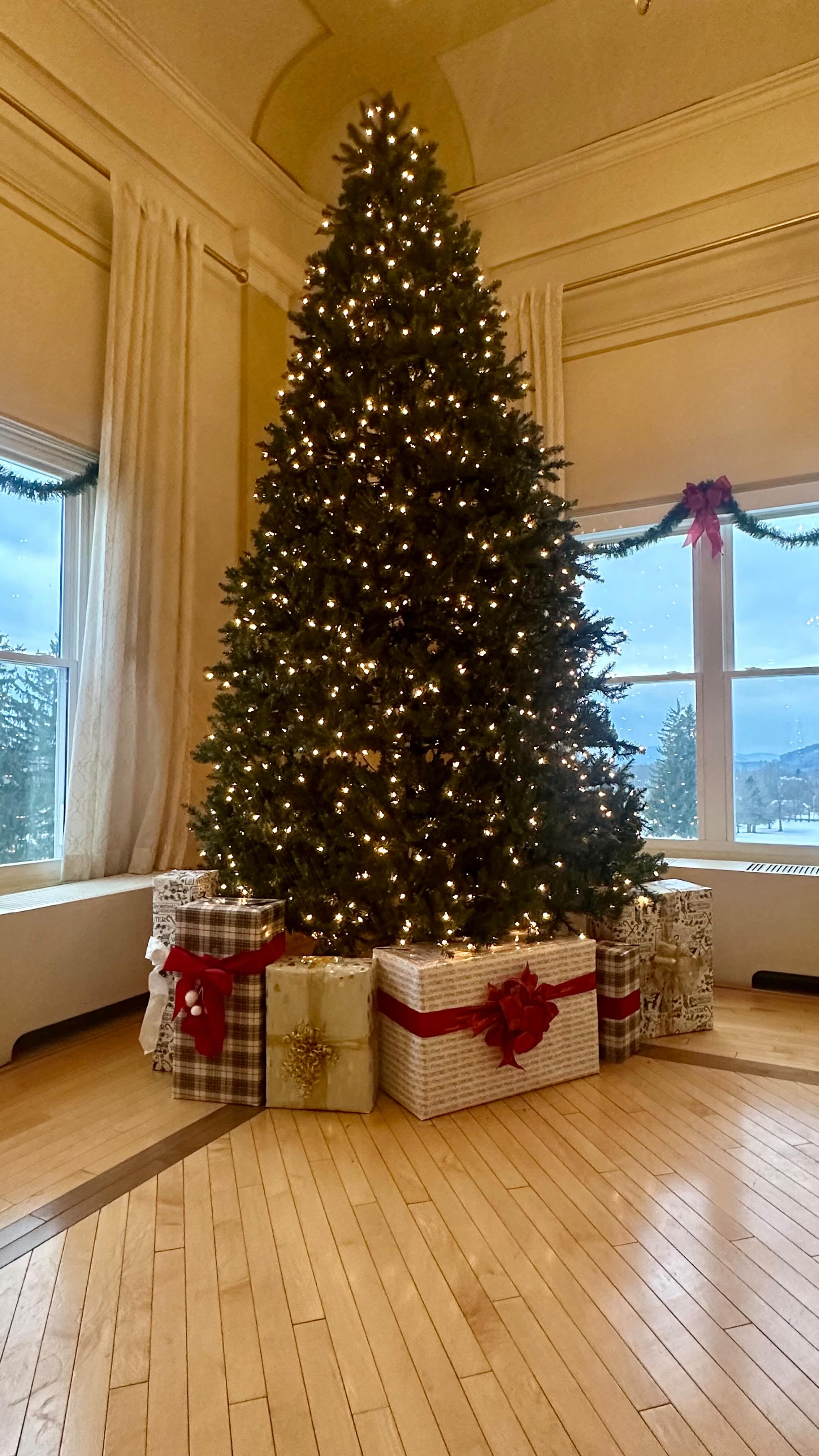 It’s the most wonderful time of the year here at Bartlett Country Club🎄