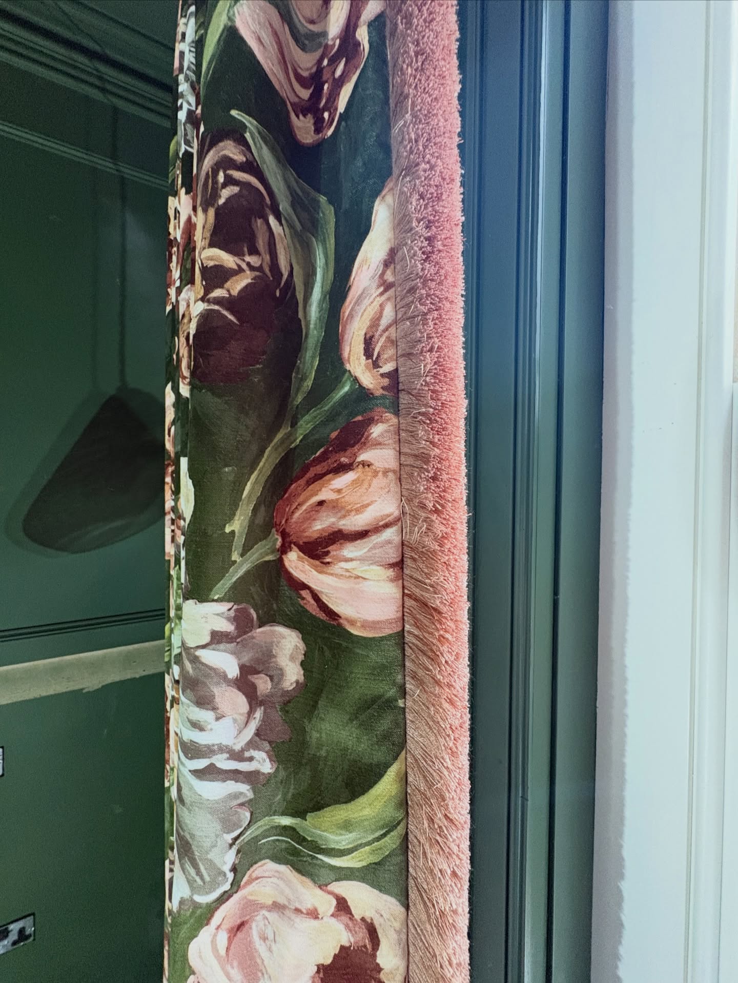 A little glimpse at one of the rooms completed yesterday - amazing velvet from @arleyhouse with a ruche trim from @copperfoxtrimmings. Fitted onto a motorised track from @bradleycollection - ultimate in luxurious living. #interlinedcurtains #velvetcurtains #worcesterlivingmagazine #worcesterlifestyle designs brought to life by @elainelewisdesigns and building renovations all done by @mcbcltd
